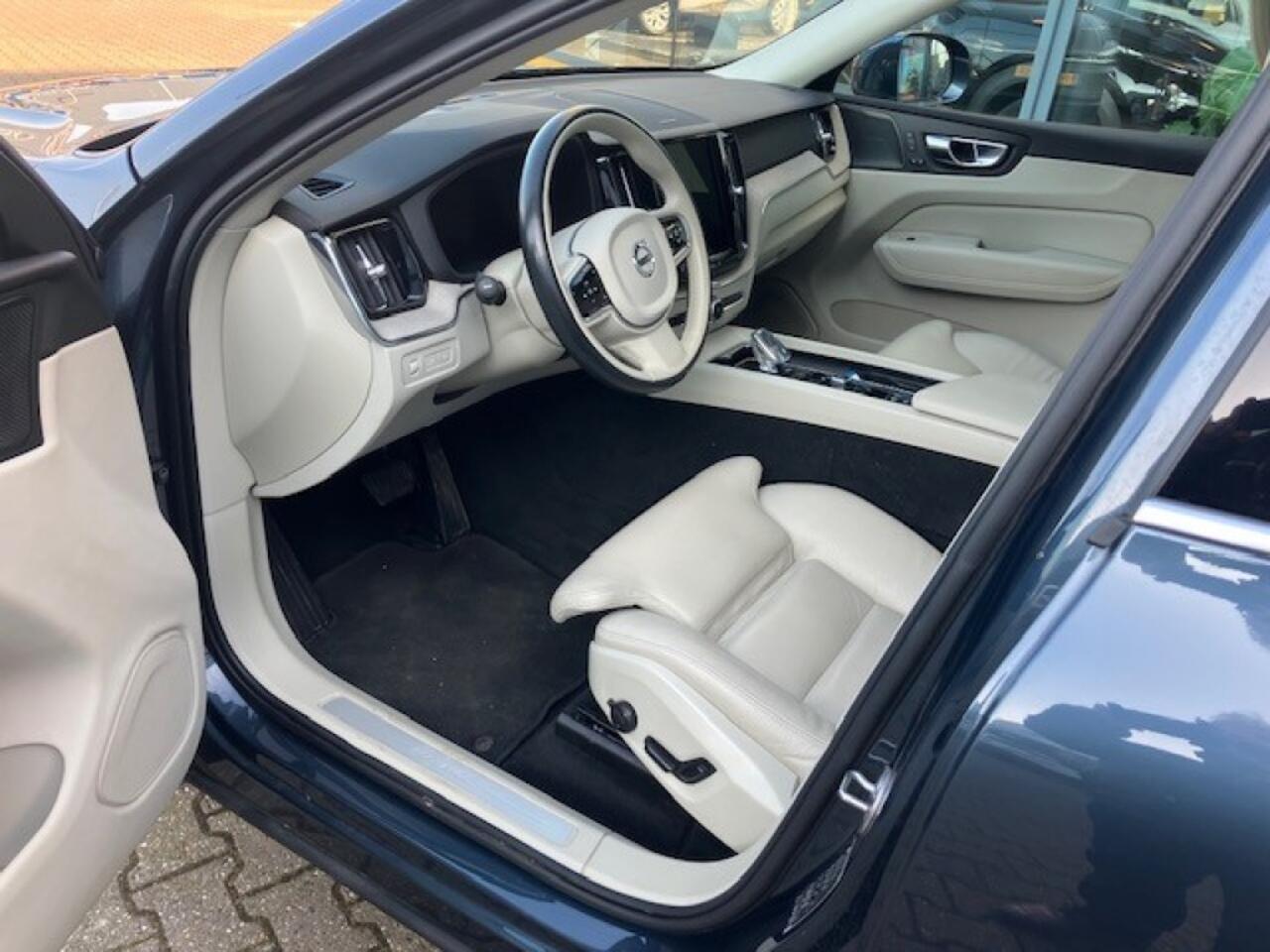 Volvo XC60 2.0 Recharge T6 AWD Inscription - Pan dak - leer - stoel/stuurv