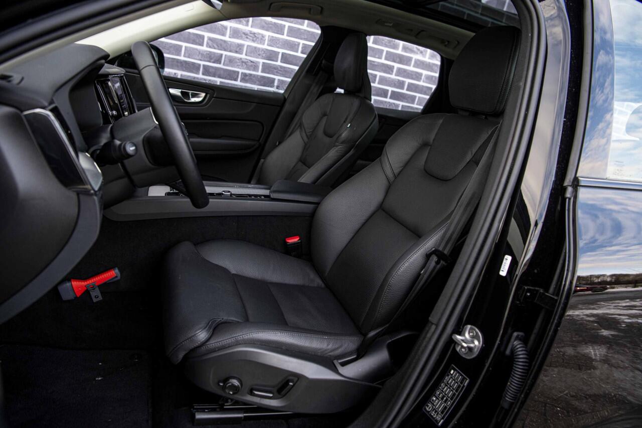 Volvo XC60 2.0 T6 Plug-in hybrid AWD Plus Dark | Adaptieve cruise control | Trekhaak | Stoel- en stuurverwarming | BLIS | Panorama dak |Schuif/kanteldak | Elektrisch verstelbare voorstoelen met geheugen |