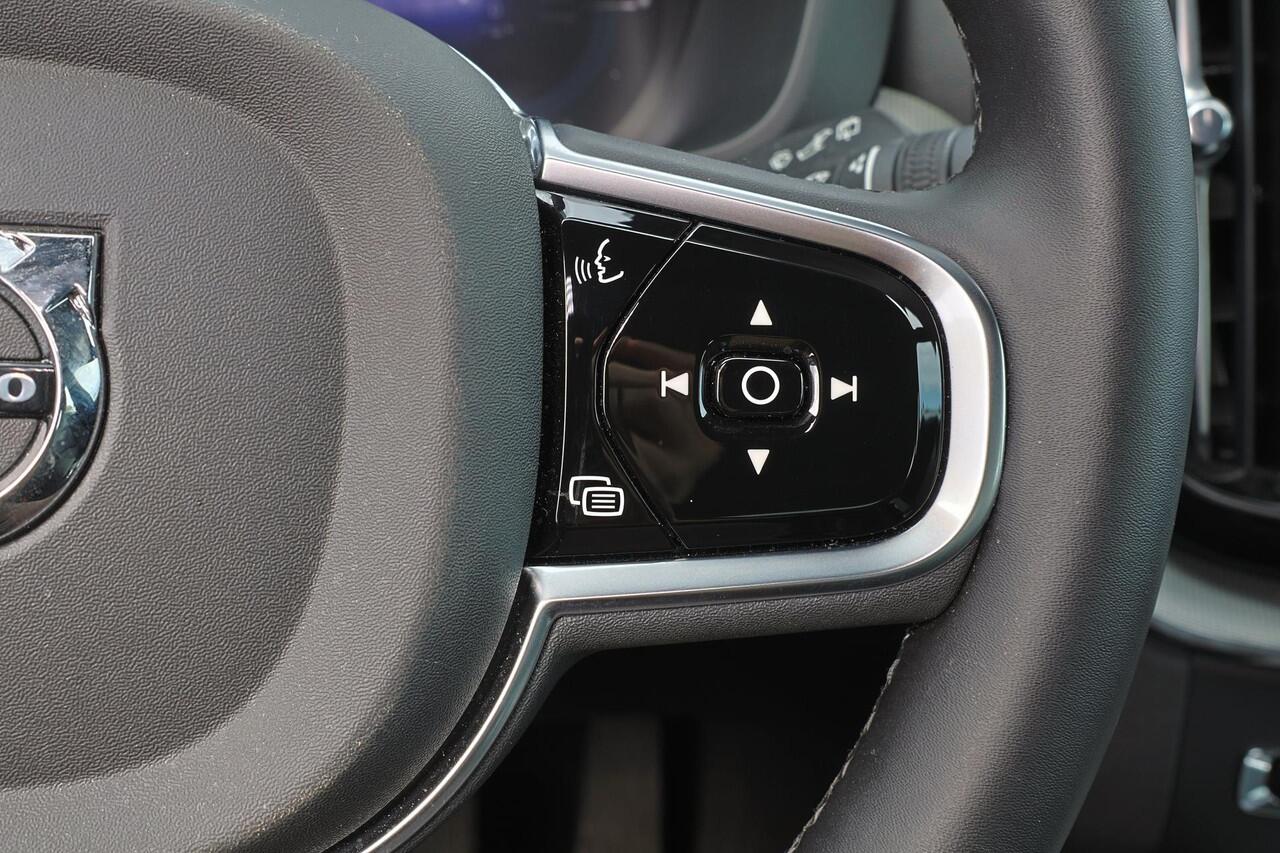 Volvo XC60 T6 Recharge AWD Plus Dark - Panorama/schuifdak - IntelliSafe Assist & Surround - 360º Camera - Harman/Kardon audio - Adaptieve LED koplampen - Verwarmde voorstoelen, stuur & achterbank - Parkeersensoren voor & achter - Elektr. bedienb. voorstoelen met geh