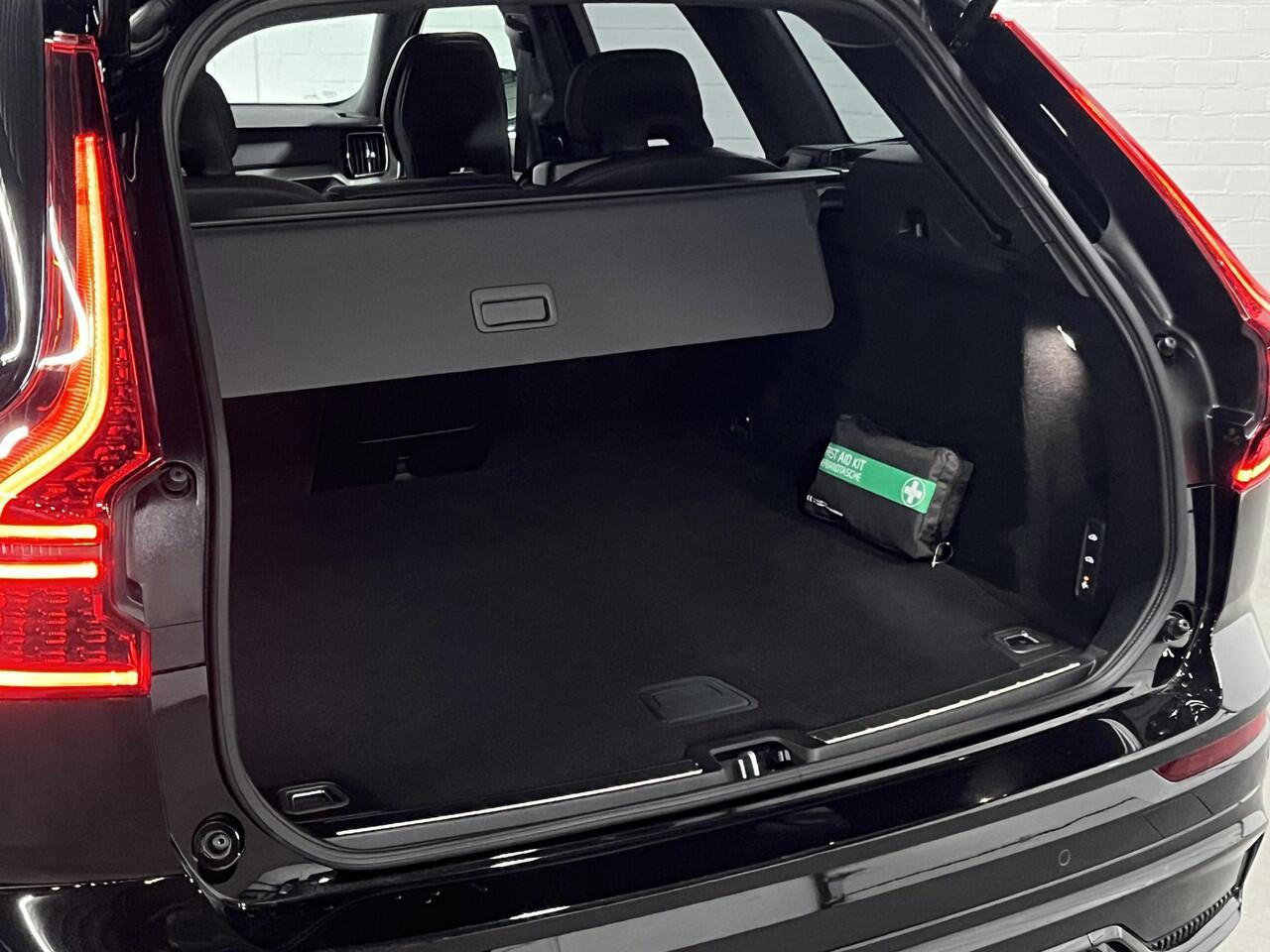 Volvo XC60 2.0 T8 Plug-in hybrid Ultra Black Edition *455Pk* | Luchtvering | Open dak | Massage | Bowers & Wilkins | Trekhaak | Adapt. cruise control