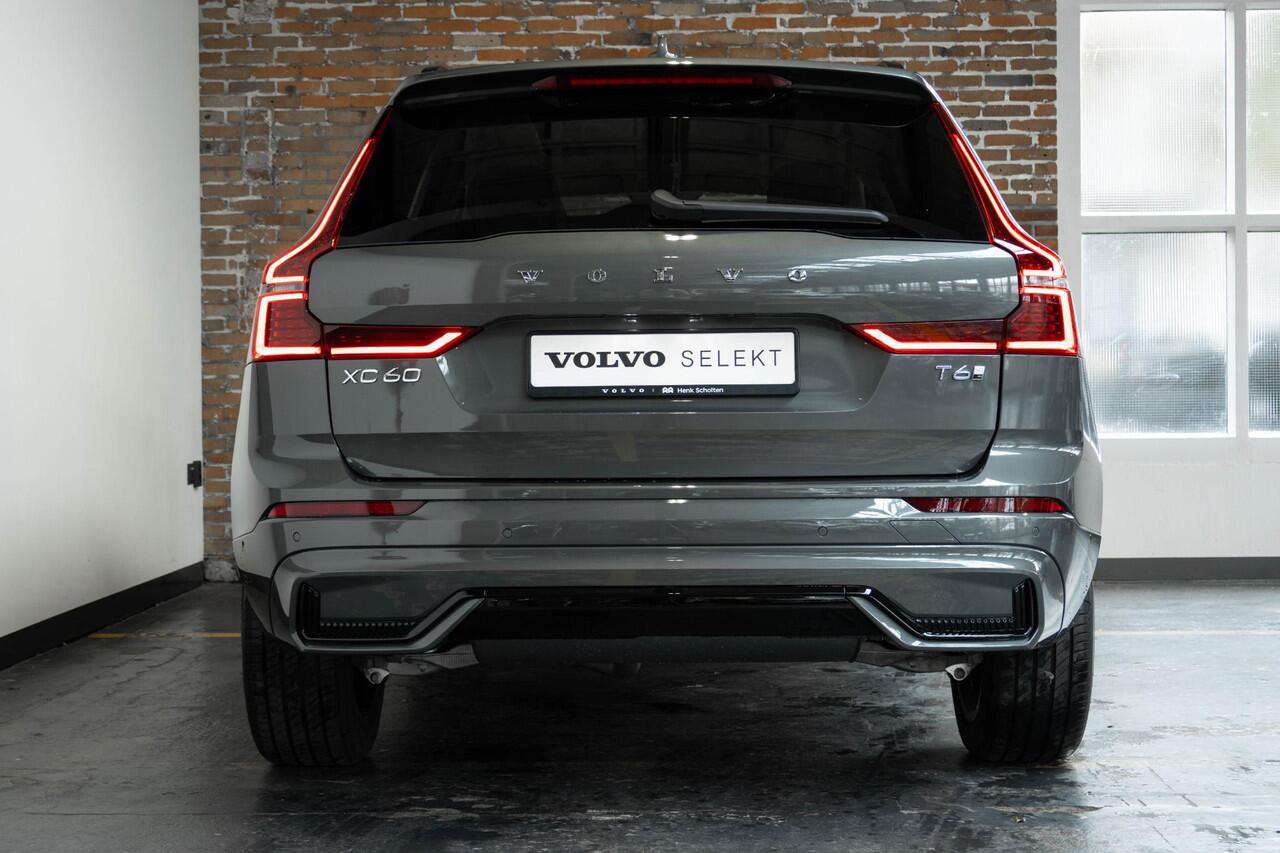 Volvo XC60 T6 Plug-in hybrid AWD Plus Dark | Harman Kardon Premium Audio | Blond Lederen Bekleding | Nieuw Model | 20'' Lichtmetalen Velgen | Head-Up Display | Panoramadak | 360° Parkeercamera | Parkeersensoren voor + achter