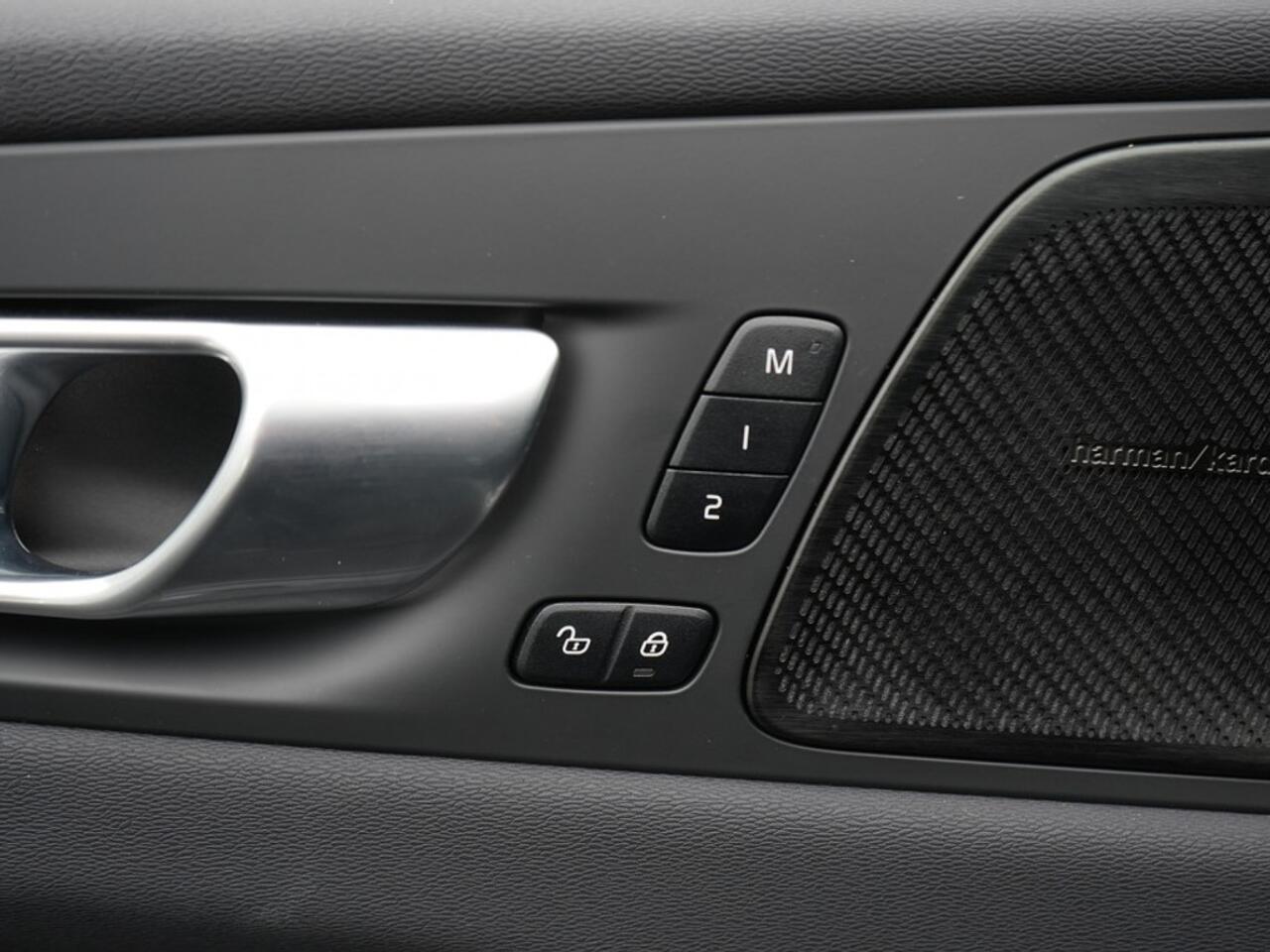 Volvo XC60 2.0 T8 Plug-in hybrid AWD Plus Dark Panoramadak