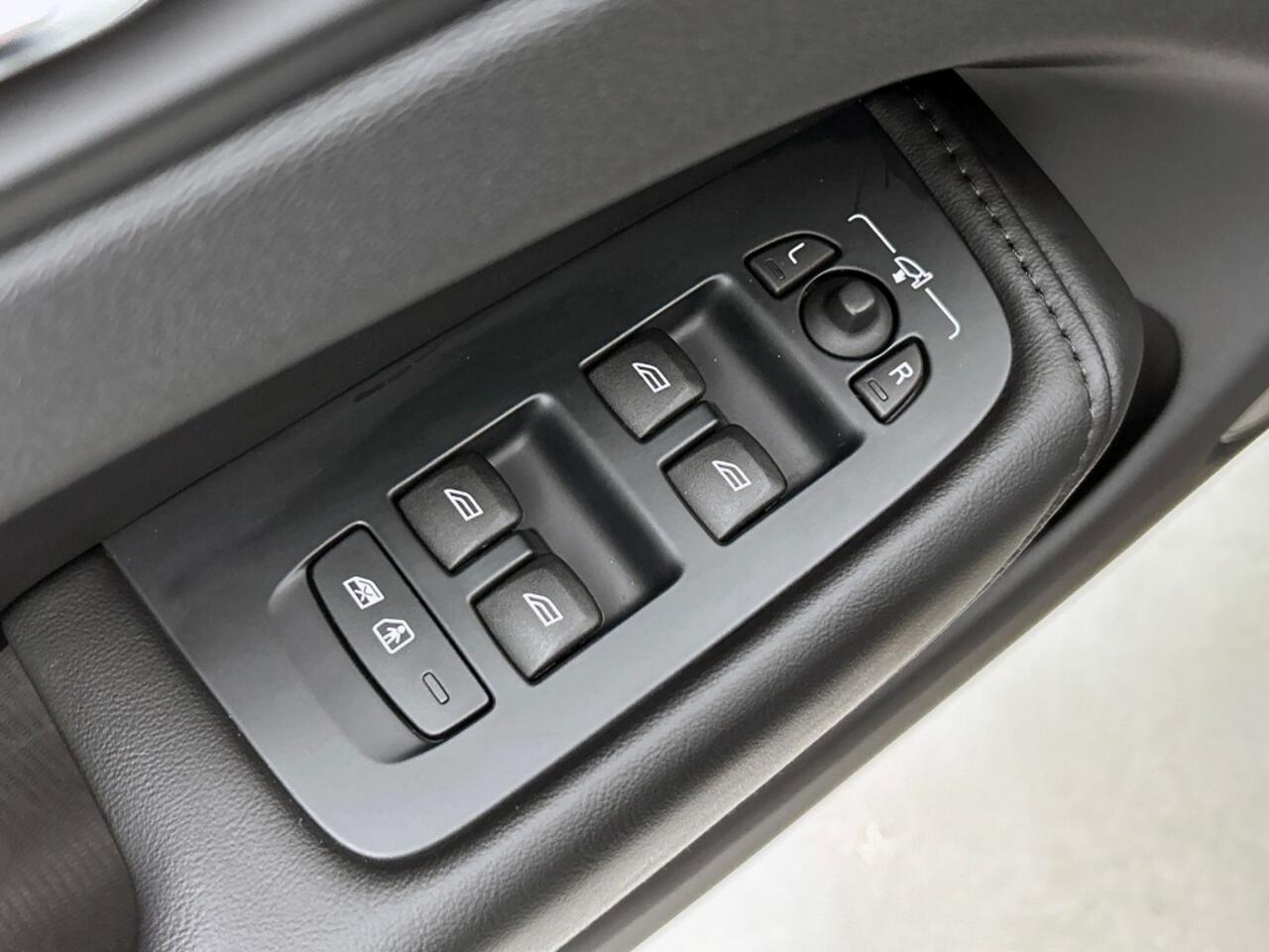 Volvo XC60 2.0 T6 AWD Ultra Dark | Trekhaak | Leder | Panorama dak |