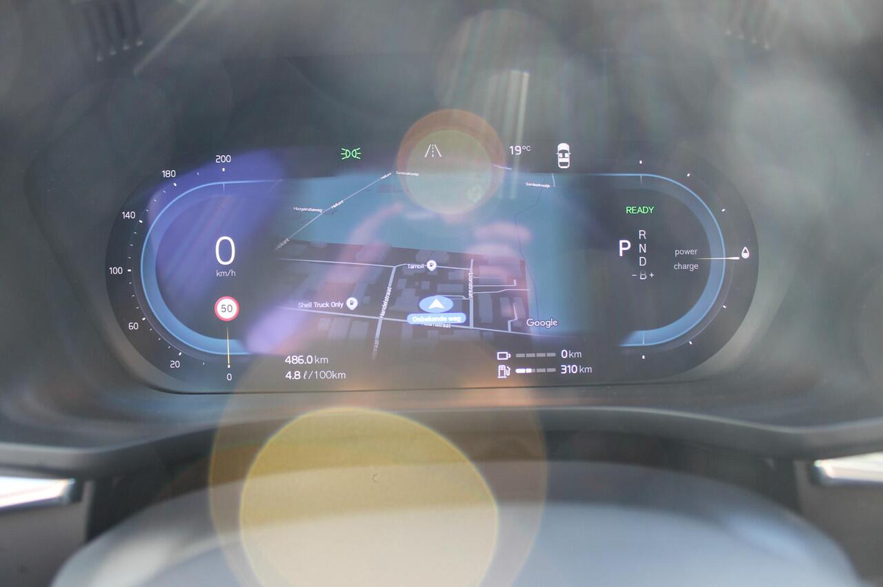 Volvo XC60 T6 350PK Plug-in hybrid AWD Plus Bright Long range / Adaptieve cruise control / Panoramadak / Apple carplay / Parkeersensoren met 360 camera / Elektrische achterklep / Elektrische stoelen met geheugen / Stoel en stuurwielverwarming