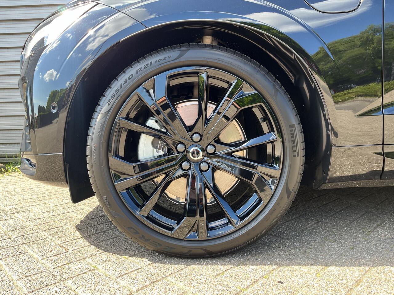 Volvo XC60 T6 Plug-in hybrid AWD Plus Black Edition / Uit voorraad leverbaar / Luchtvering / 360 Camera / 21" Velgen
