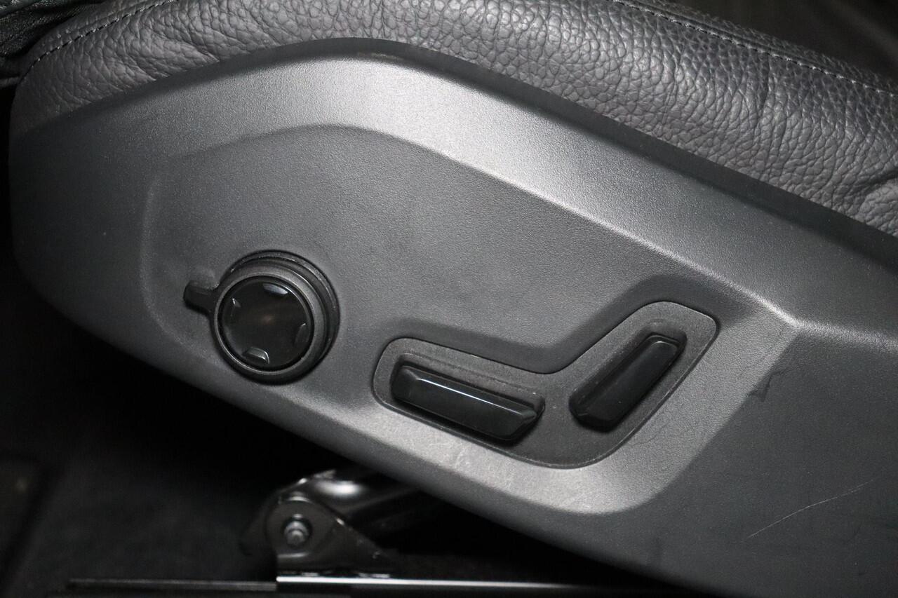 Volvo XC60 T8 Recharge AWD Ultimate Dark - Panorama/schuifdak - IntelliSafe Assist & Surround - 360º Camera - Verwarmde voorstoelen, stuur & achterbank - Parkeersensoren voor & achter - Elektr. bedienb. voorstoelen met geheugen - Draadloze tel. lader - Head up displ