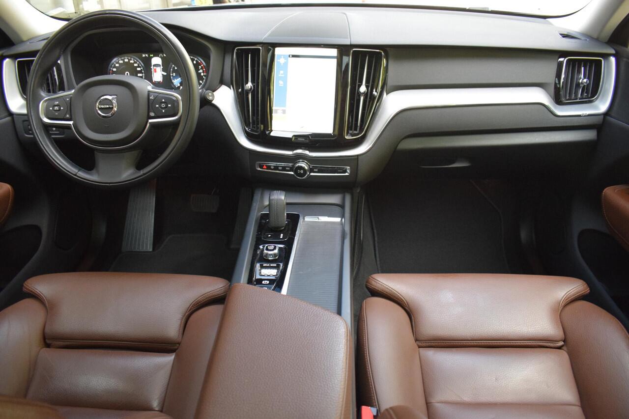 Volvo XC60 2.0 T8 AWD Mom Pro met Pano/Leer/Led/Stoelverwarmi