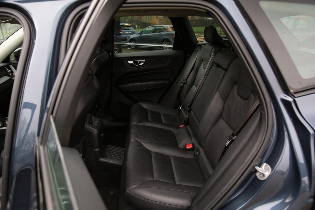 Volvo XC60 2.0 T6 Plug-in hybrid AWD Plus Dark , Panoramadak, Carplay,