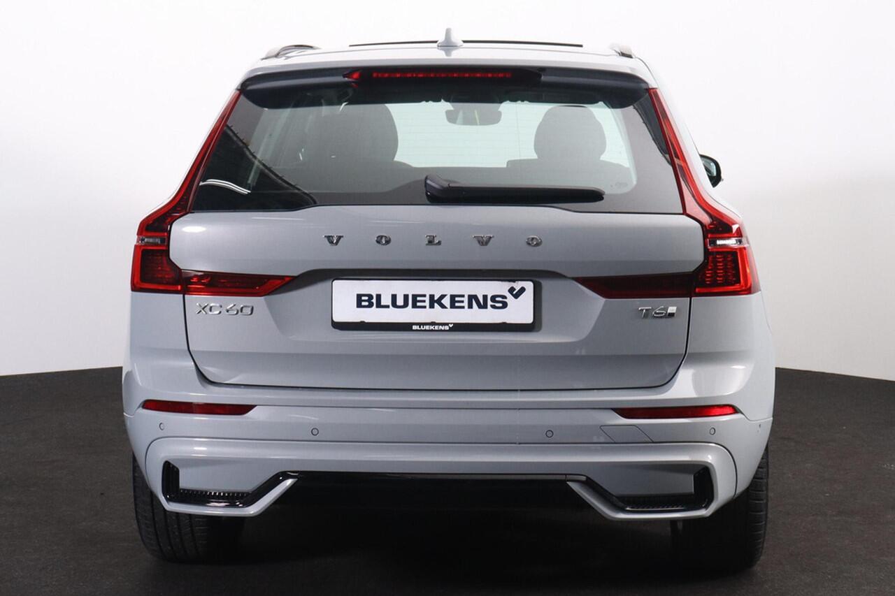 Volvo XC60 T6 Recharge AWD Ultra Dark - Panorama/schuifdak - IntelliSafe Assist & Surround - 360º Camera - Harman/Kardon audio - Adaptieve LED koplampen - Verwarmde voorstoelen, stuur & achterbank - Parkeersensoren voor & achter - Elektr. bedienb. voorstoelen met ge