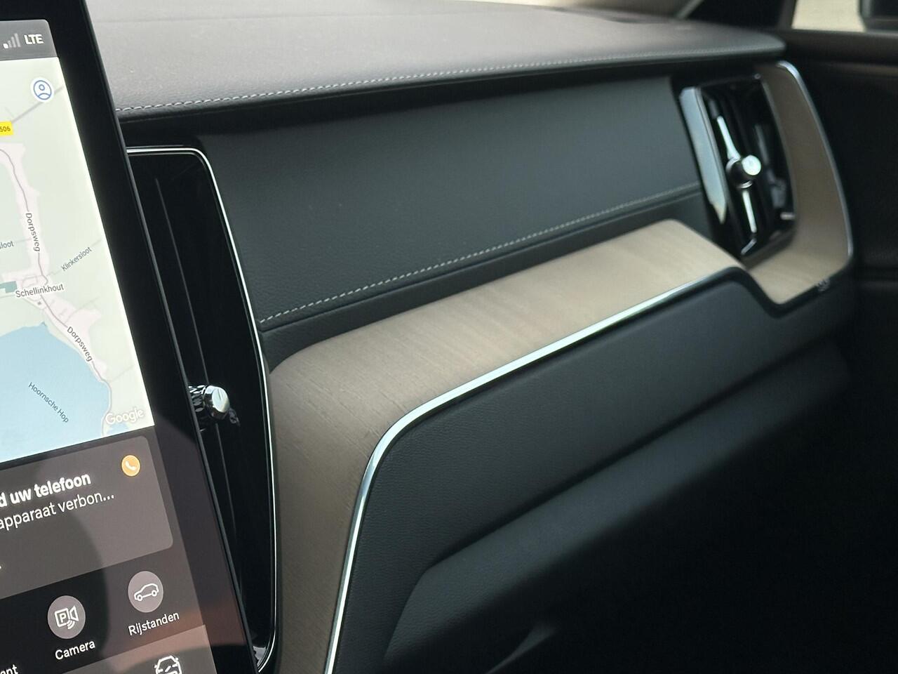 Volvo XC60 2.0 T6 Plug-in hybrid AWD Ultra Dark Display Gen. 2 / Panorama dak / Head-up display / Harman Kardon audio / Adaptieve Cruise control / Nordico bekleding / Stoel- en stuurverw./ elektr. stoelverst. / Full LED kopl. / Lederlook dashboard