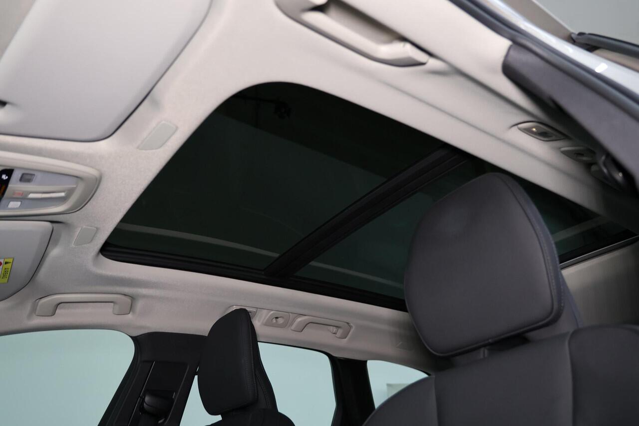 Volvo XC60 T6 Recharge AWD Ultra Dark - Panorama/schuifdak - IntelliSafe Assist & Surround - 360º Camera - Harman/Kardon audio - Adaptieve LED koplampen - Verwarmde voorstoelen, stuur & achterbank - Parkeersensoren voor & achter - Elektr. bedienb. voorstoelen met ge