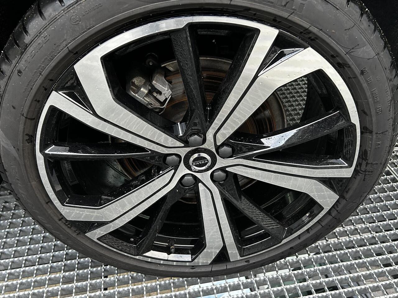 Volvo XC60 Plus T6 AWD Panoramadak, Electr. verstelbare stoelen, Verwarmde stoelen + stuurwiel, Harman-Kardon premium audio, 21 inch lichtmetalen velgen, Trekhaak semi electrisch