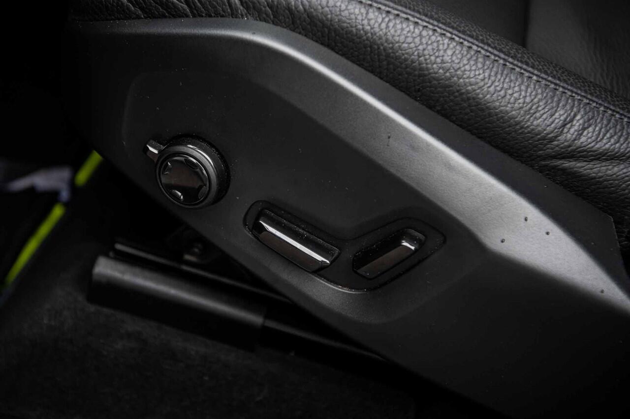 Volvo XC60 2.0 T6 Plug-in hybrid AWD Plus Dark | Adaptieve cruise control | Trekhaak | Stoel- en stuurverwarming | BLIS | Panorama dak |Schuif/kanteldak | Elektrisch verstelbare voorstoelen met geheugen |