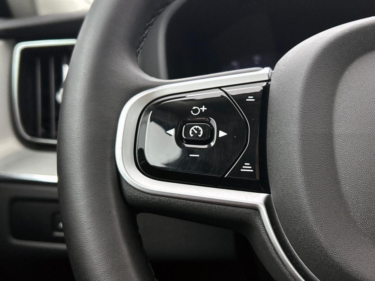 Volvo XC60 2.0 T8 AWD Plus Dark | Harman/Kardon | Panoramadak