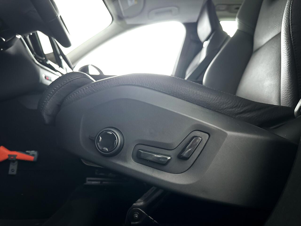 Volvo XC60 T6 Plug-in hybrid AWD Plus Dark | Panoramadak | 360° camera | Stoel- en Stuurverwarming | Trekhaak