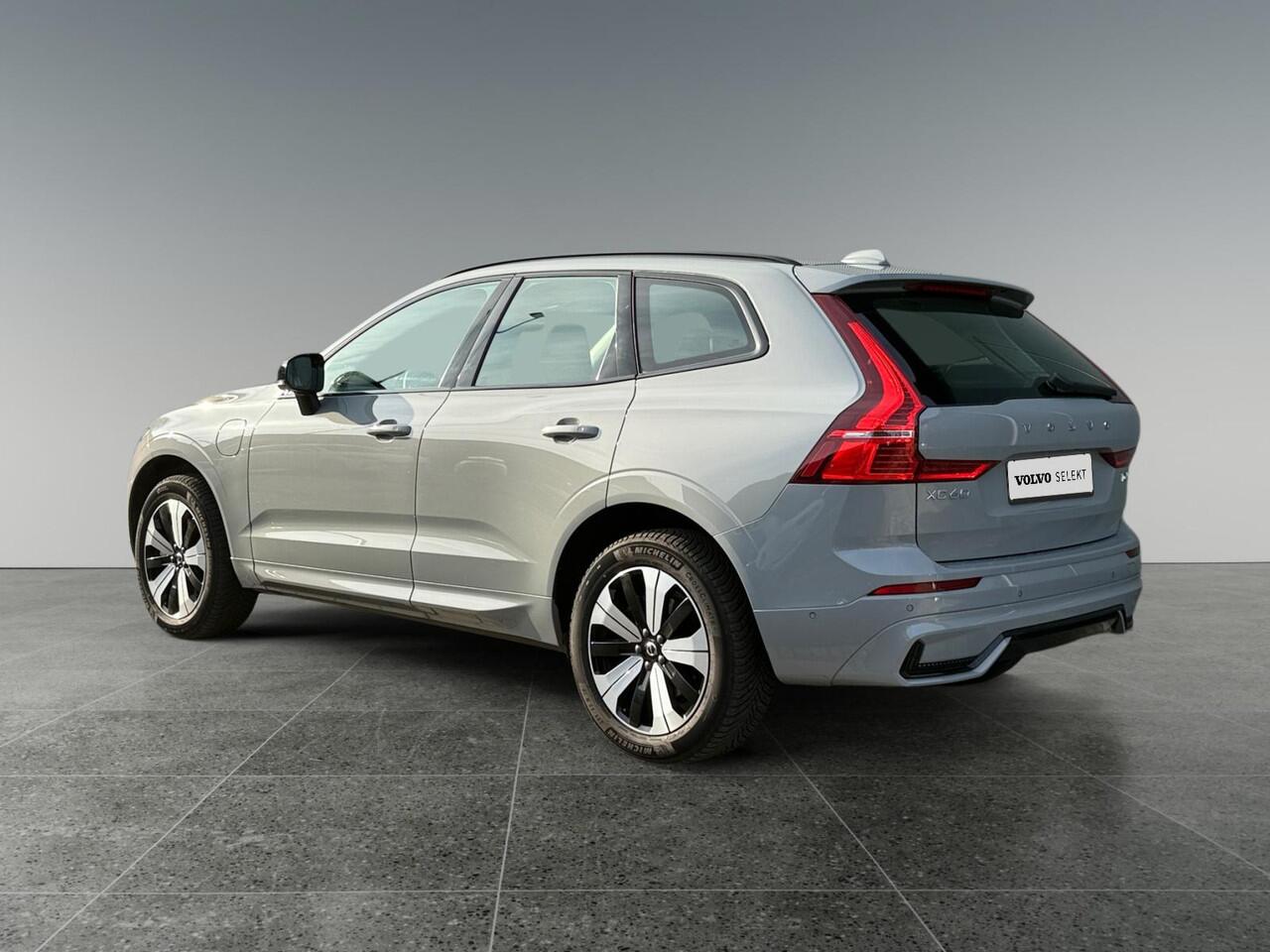 Volvo XC60 2.0 T6 Plug-in hybrid AWD Plus Dark | Trekhaak | 360 graden camera | Panormadak | Lederen bekleding |
