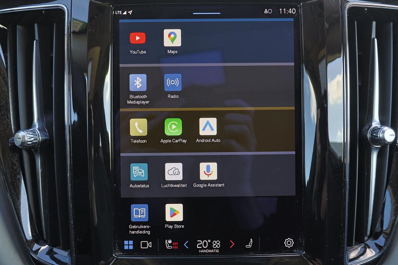 Volvo XC60 T6 Recharge AWD Core Bright - Panorama/schuifdak - IntelliSafe Assist - Adaptieve LED koplampen - Parkeercamera achter - Verwarmde voorstoelen, stuur & achterbank - Parkeersensoren voor & achter - Draadloze tel. lader - Standkachel - Extra getint glas - E