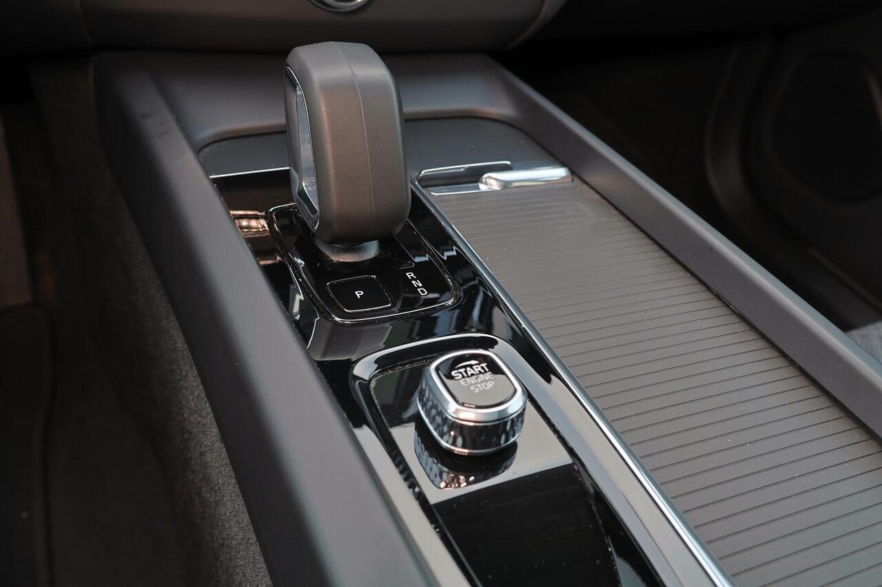 Volvo XC60 T6 Recharge AWD Core Bright - LONG RANGE - Panorama/schuifdak - IntelliSafe Assist & Surround - Adaptieve LED koplampen - Parkeercamera achter - Verwarmde voorstoelen, stuur & achterbank - Draadloze tel. lader - Standkachel - Extra getint glas - 18' LMV