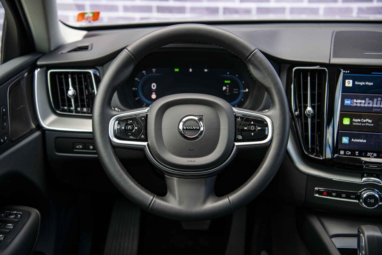 Volvo XC60 2.0 T6 Plug-in hybrid AWD Ultra Dark | Trekhaak | 360 Camera | Panoramadak | Adaptieve Cruise Control | Dode Hoek Detectie |