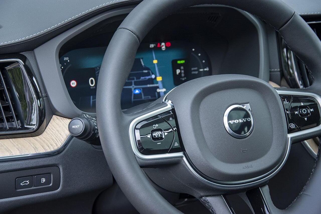 Volvo XC60 2.0 T6 PLUG-IN HYBRID AWD ULTRA DARK