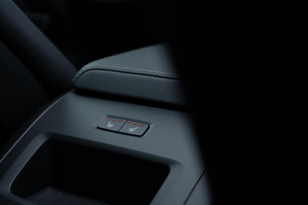 Volvo XC60 T6 Plug-in hybrid AWD Plus Black Edition | Long Range | Trekhaak | BLIS | Panoramadak | Adaptive cruise-control | 360° camera | Verw.stoelen V+A | Harman Kardon | Donker glas | 21" wielen