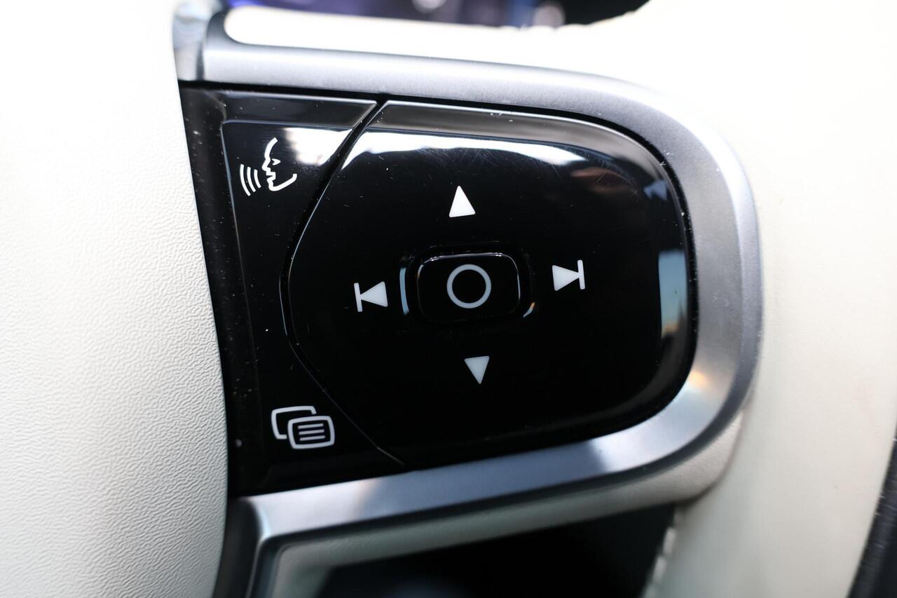 Volvo XC60 T8 Recharge AWD Ultra Dark - Panorama/schuifdak - IntelliSafe Assist & Surround - 360º Camera - Bowers & Wilkins audio - Adaptieve LED koplampen - Verwarmde voorstoelen, stuur & achterbank - Parkeersensoren voor & achter - Elektr. bedienb. voorstoelen met