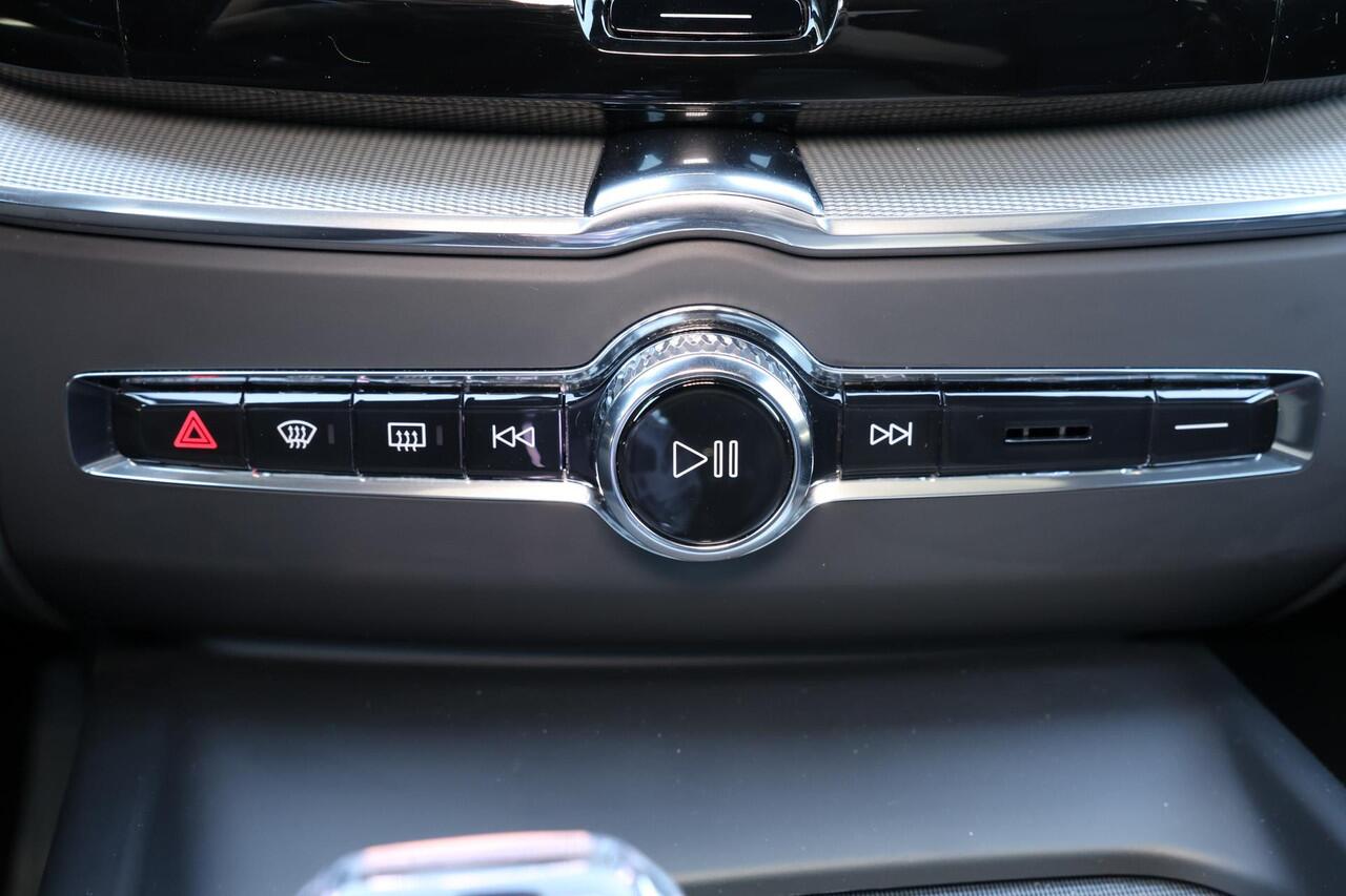 Volvo XC60 T8 Recharge AWD Ultimate Black Edition - Panorama/schuifdak - IntelliSafe Assist & Surround - 360º Camera - Adaptieve LED koplampen - Verwarmde voorstoelen, stuur & achterbank - Parkeersensoren voor & achter - Elektr. bedienb. voorstoelen met geheugen - H