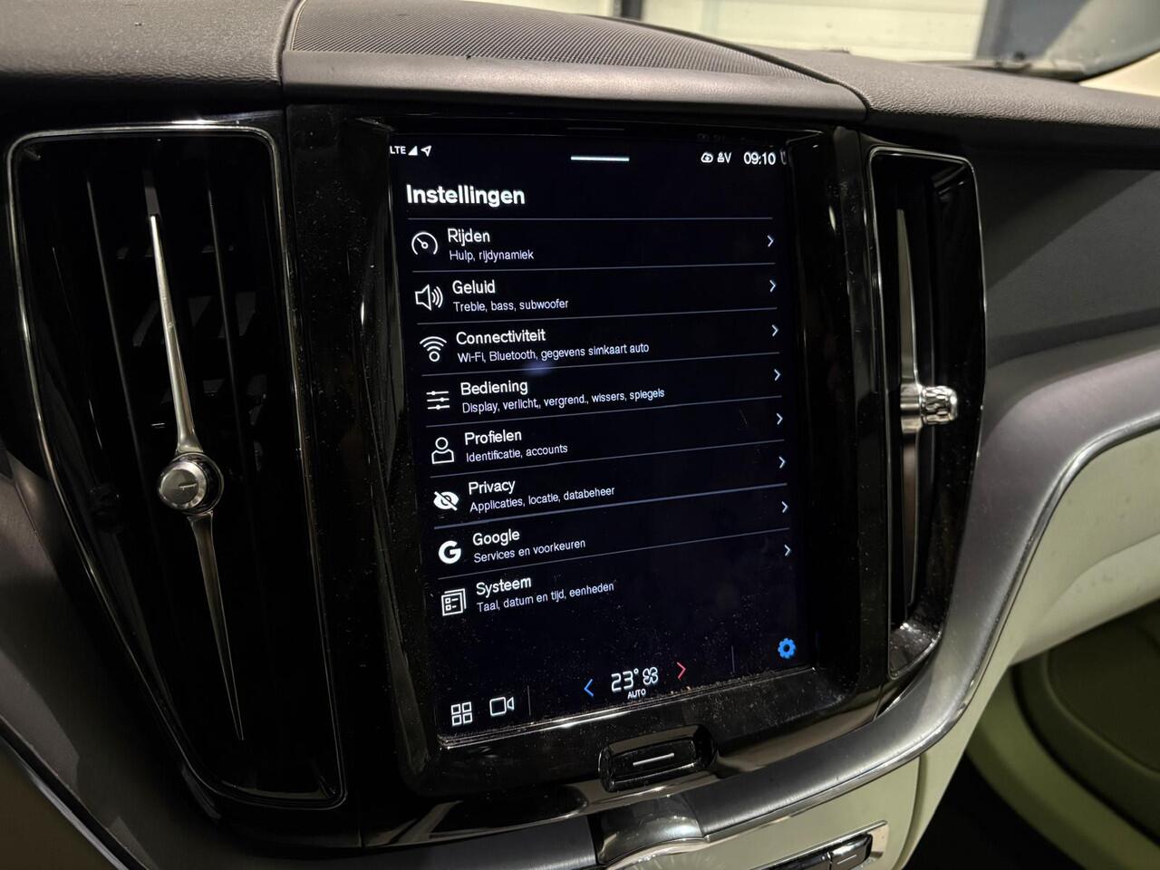 Volvo XC60 T6 Aut. Long Range Core Bright Leder Parkeercamera 350pk