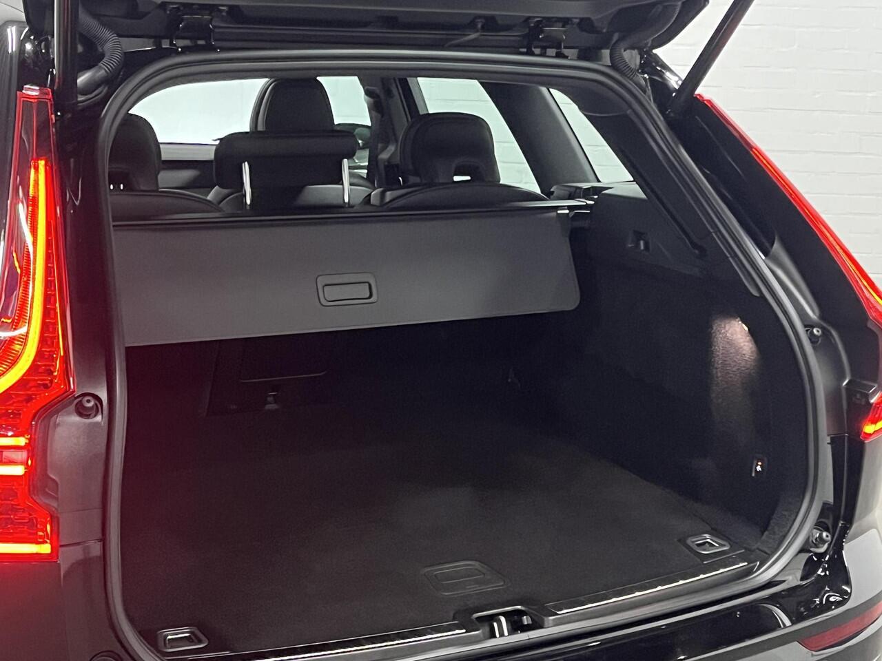 Volvo XC60 2.0 T6 Plug-in hybrid Black Edition | Open dak | Trekhaak | Long range | Adapt. Cruise control | Harman/Kardon |