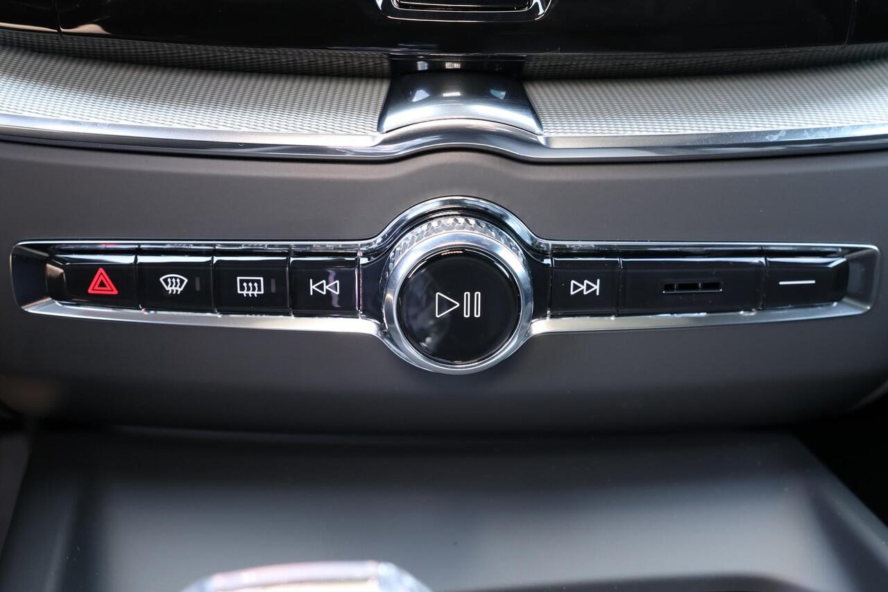 Volvo XC60 T6 Plug-in hybrid AWD Plus Dark - 21' LMV - 360° camera - Panoramisch schuif-/kanteldak - Harman Kardon audio - Adaptive Cruise Control met Pilot Assist - BLIS dodehoekassistentie - Keyless - Stoelverwarming voor & achter - Verwarmbaar stuurwiel - Getint 