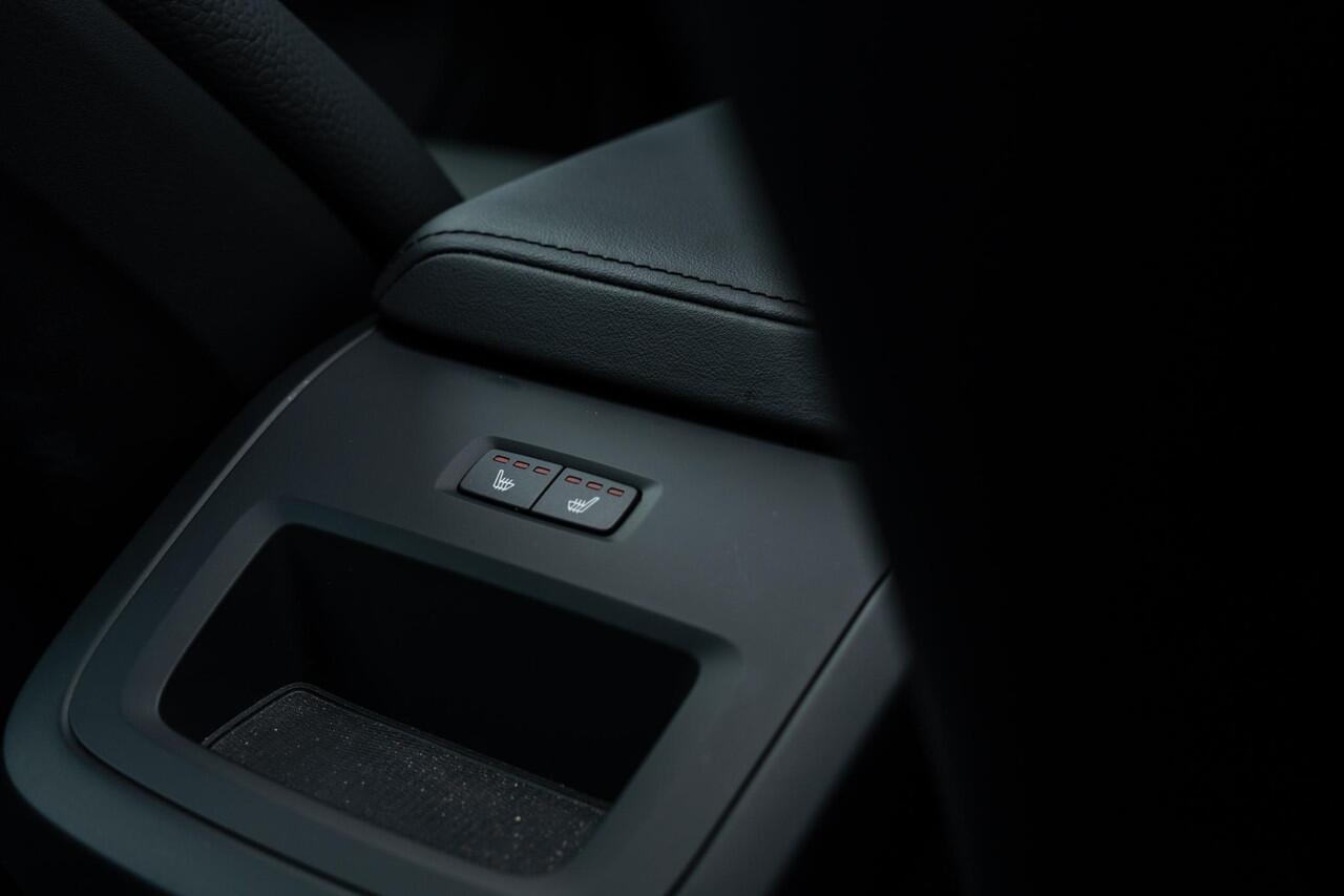 Volvo XC60 2.0 T6 Plug-in hybrid AWD Plus Dark | Elektrisch Verstelbare Voorstoelen | Trekhaak | 360 Camera | Schuif-/Kanteldak | Stoel-/Stuurverwarming