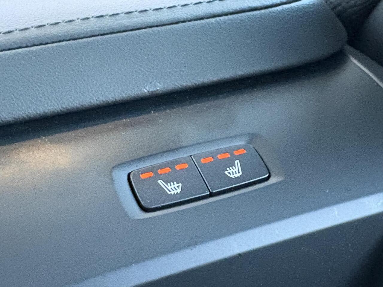 Volvo XC60 2.0 T6 Plug-in hybrid AWD Plus Dark 360 Camera | Trekhaak | Panorama dak | High Performance Audio | Memory stoelen | leder | stoel + stuur verwarming | draadloos telefoon lader | All Season banden |