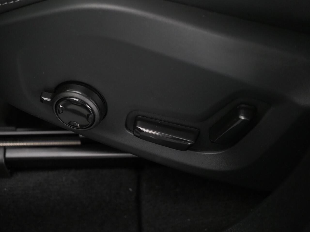 Volvo XC60 2.0 T6 Plug-in hybrid AWD Ultra Dark "Facelift" | Luchtvering | Bowers & Wilkins | Masage Stoelen | Stoelventilatie | Voorstoelen En Achterstoelen Verwarmd | Trekhaak (elektrisch uitklapbaar)