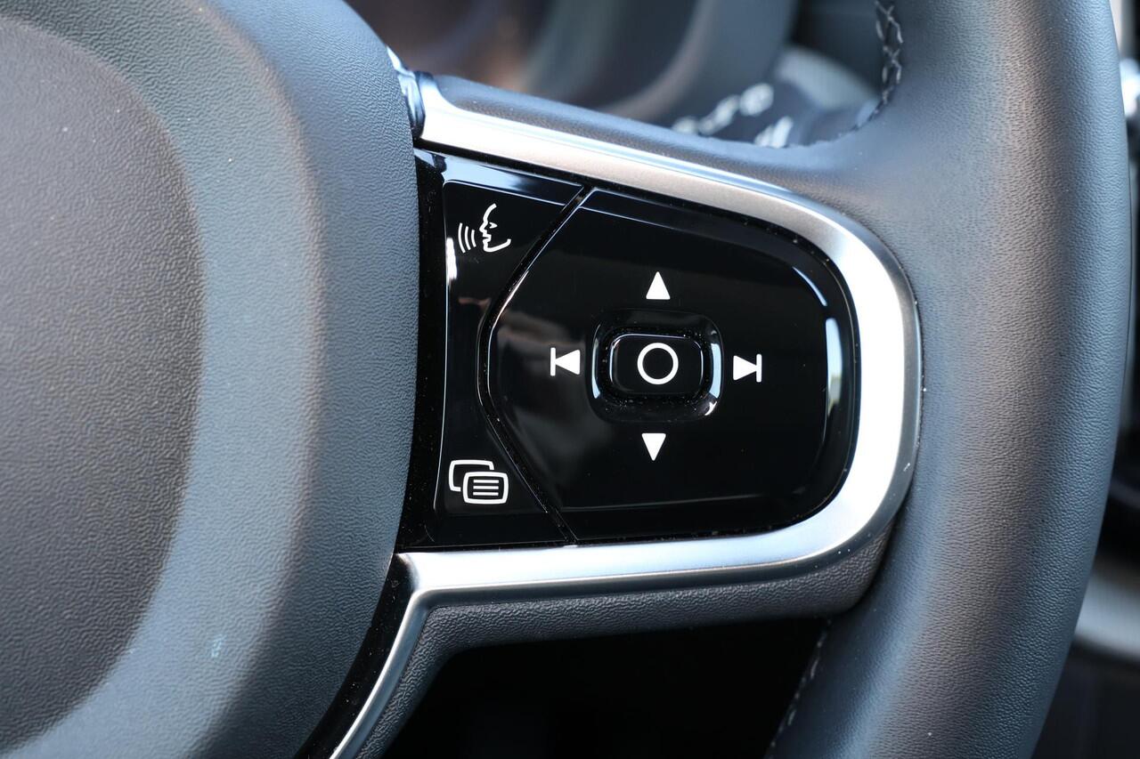 Volvo XC60 T8 Recharge AWD Ultimate Black Edition - Panorama/schuifdak - IntelliSafe Assist & Surround - 360º Camera - Adaptieve LED koplampen - Verwarmde voorstoelen, stuur & achterbank - Parkeersensoren voor & achter - Elektr. bedienb. voorstoelen met geheugen - H