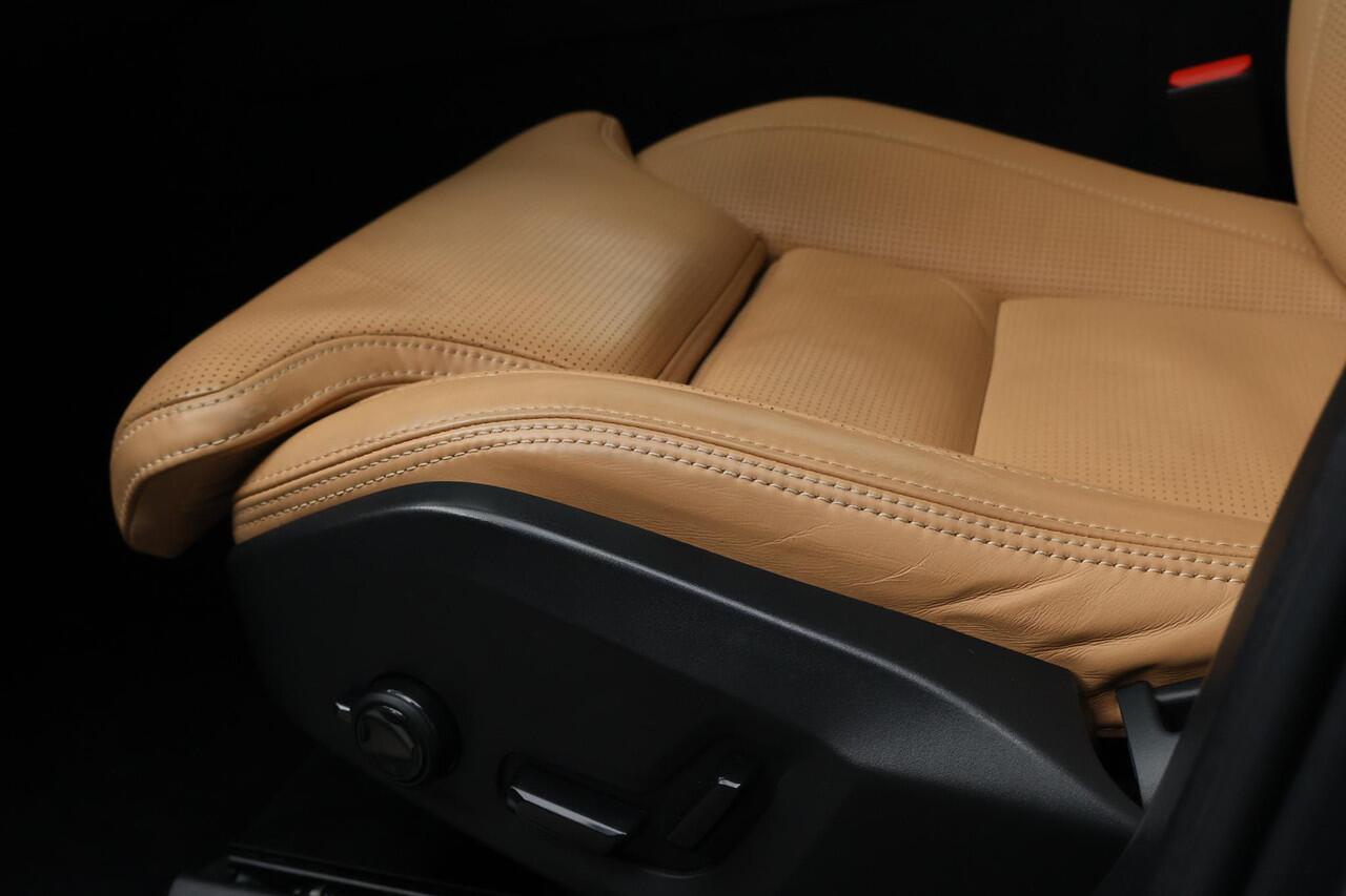 Volvo XC60 2.0 B5 AWD Inscription / Pano / Trekhaak / Camera