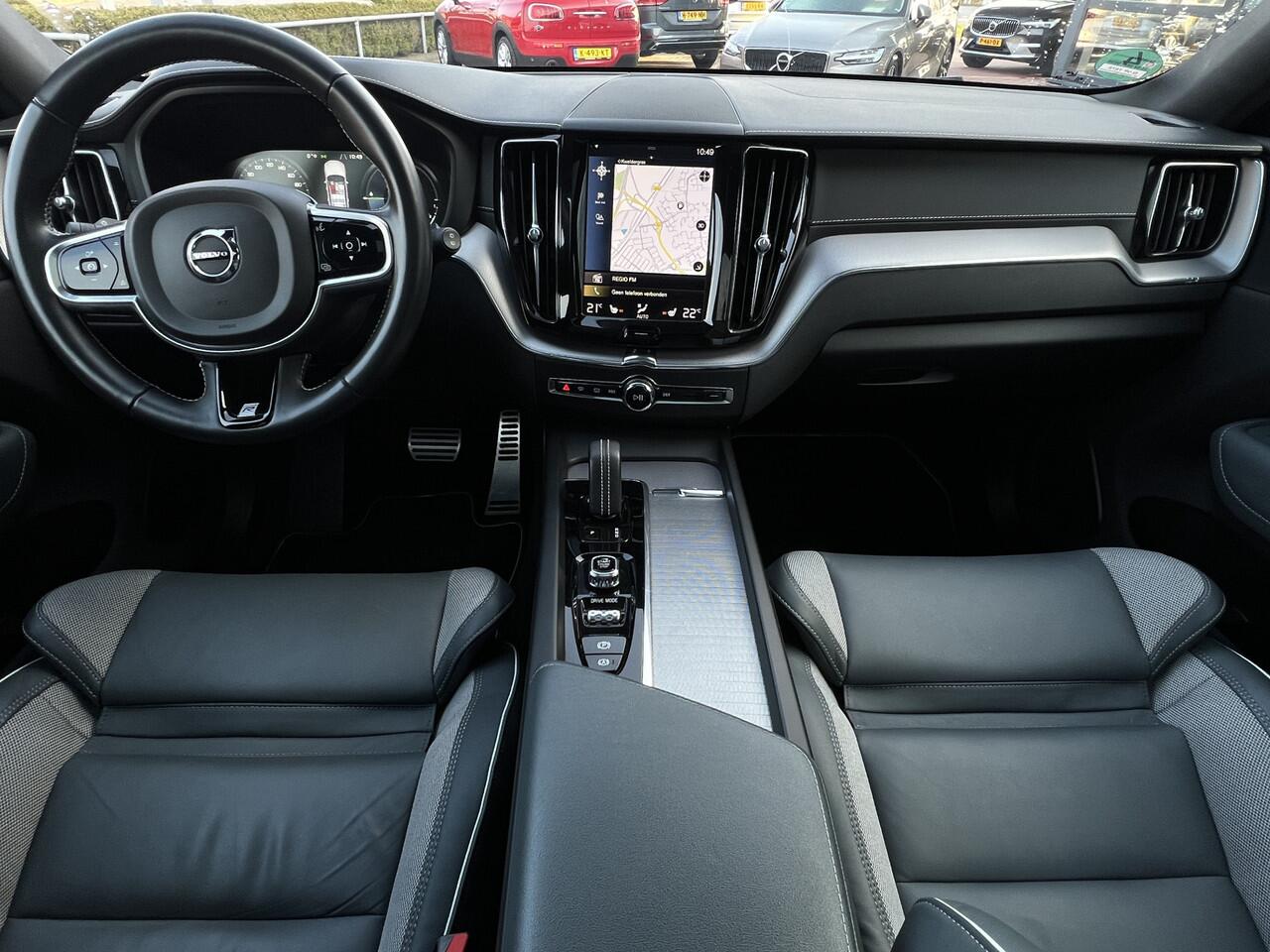 Volvo XC60 2.0 T8 Twin Engine 392 pk AWD R-Design Navigatie Panoramadak Luchtvering Camera Head Up Display Leder Dashboard Carplay Elek. Stoel 19 Inch Velgen Stoelverwarming Standkachel Extra Getint Glas On Call 1e Eigenaar Plug In Hybride 1e Eigenaar BTW auto