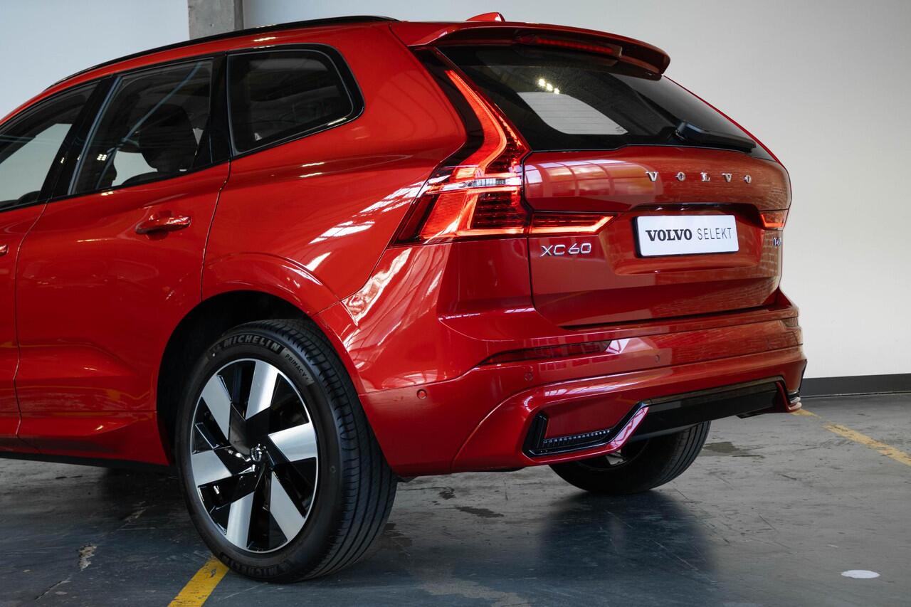 Volvo XC60 T6 Plug-in hybrid AWD Ultra Dark | Panoramadak | Semi Electrische Wegklapbar Trekhaak | 360° Parkeercamera | Stoelverwarming | Lederen Bekleding | Google Infotainment | Parkeersensoren voor + achter | Adaptive Cruise Control