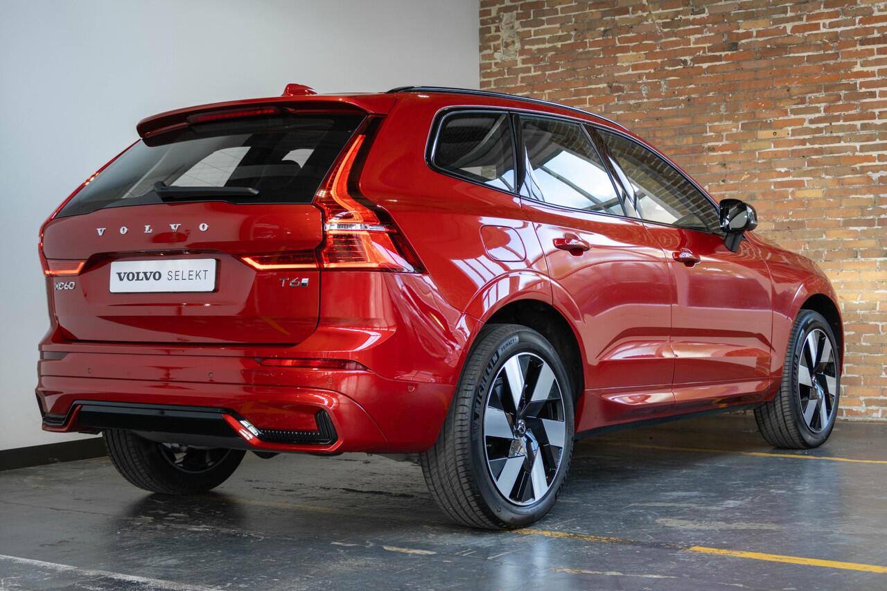 Volvo XC60 T6 Plug-in hybrid AWD Ultra Dark | Panoramadak | Semi Electrische Wegklapbar Trekhaak | 360° Parkeercamera | Stoelverwarming | Lederen Bekleding | Google Infotainment | Parkeersensoren voor + achter | Adaptive Cruise Control