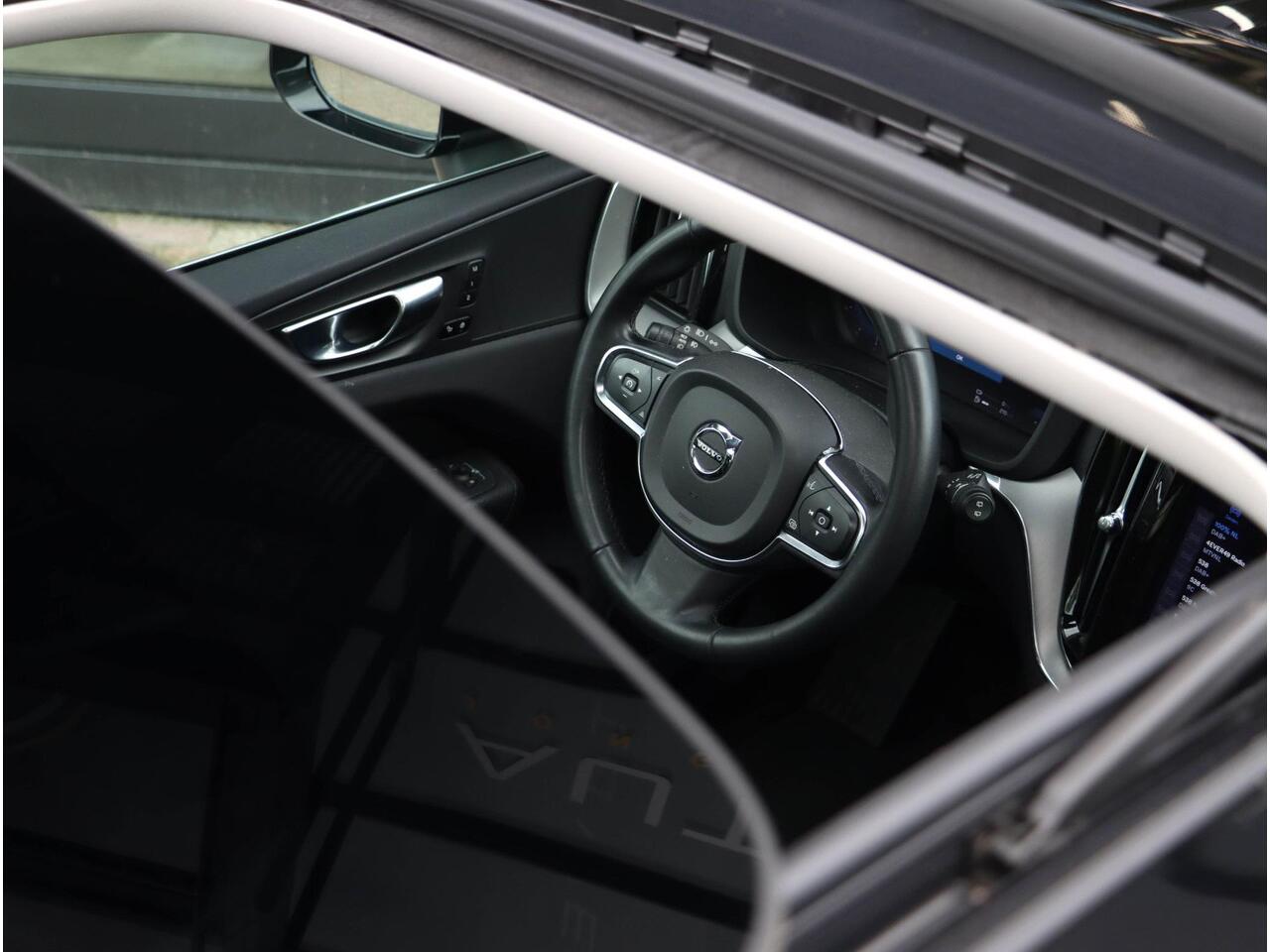 Volvo XC60 T6 AWD Inscription 350PK ACC Panoramadak 19 inch