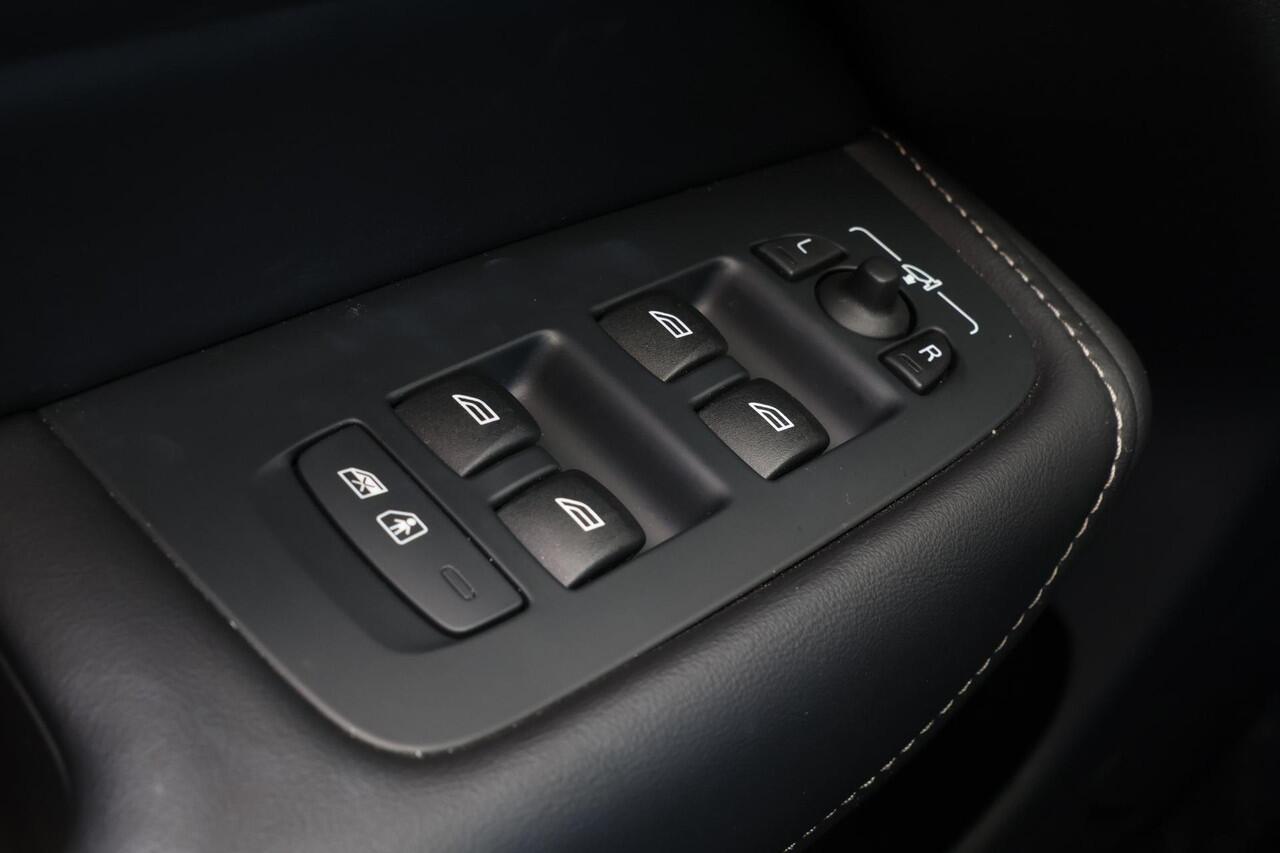 Volvo XC60 T8 Recharge AWD Plus Bright - Luchtvering - Panorama/schuifdak - IntelliSafe Assist & Surround - 360º Camera - Harman/Kardon audio - Adaptieve LED koplampen - Verwarmde voorstoelen, stuur & achterbank - Parkeersensoren voor & achter - Elektr. bedienb. voo