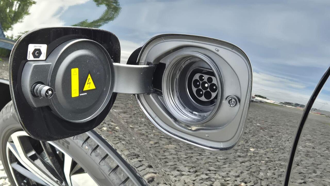 Volvo XC60 2.0 T8 PHEV AWD Ultra Dark Head up - Lighting Pack - Leder pakket - 360 Camera - 21"Licht metalen velgen - Alarm - Privacy glas