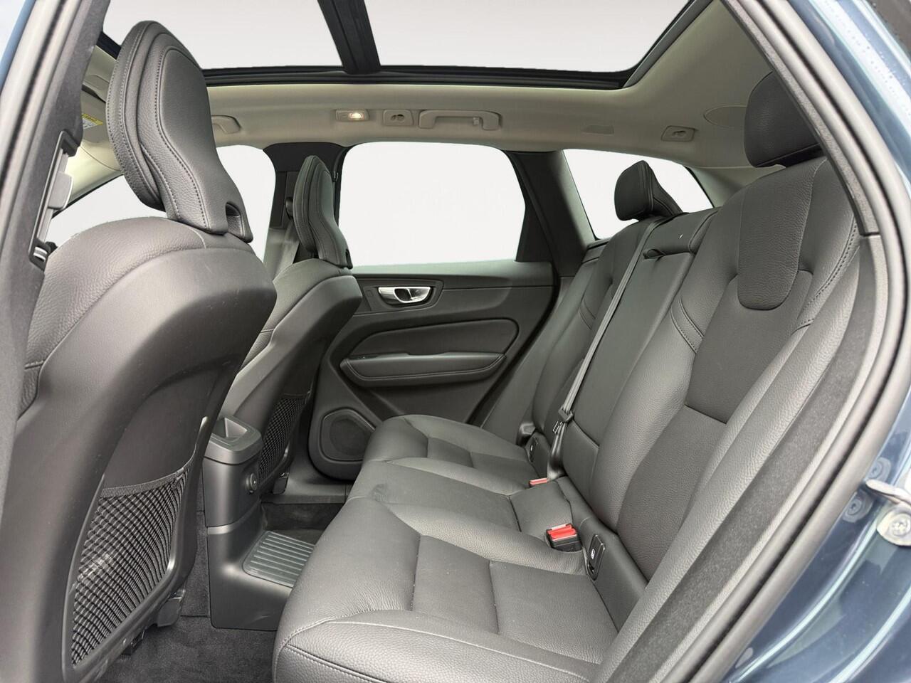 Volvo XC60 2.0 T6 Plug-in hybrid AWD Ultra Dark | Panoramadak | Extra getint glas | Head-up Display | 360 graden camera |