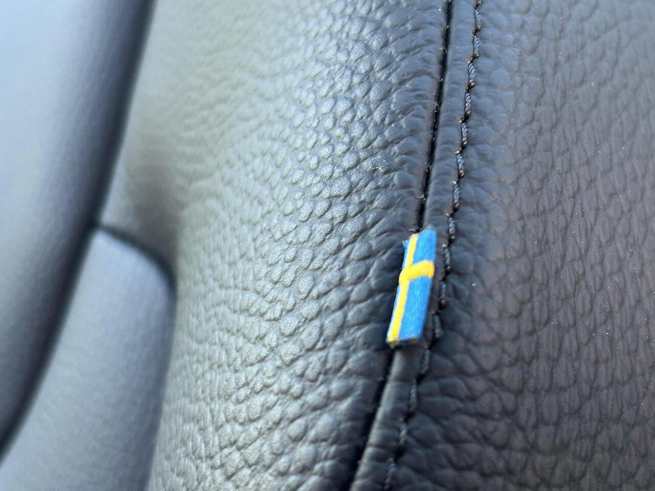 Volvo XC60 2.0 T8 Plug-in hybrid AWD Plus Dark l Panorama l Harman Cardon l 360 Camera l 20 Inch