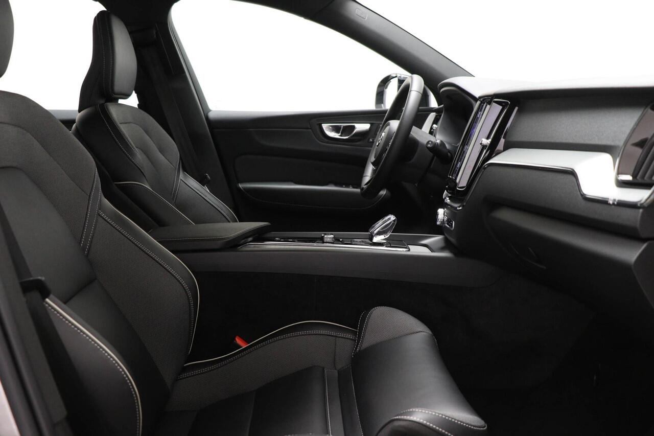 Volvo XC60 B4 Ultimate Dark | TREKHAAK | LEDER | STOELVERWARMING | DAB | APPLE