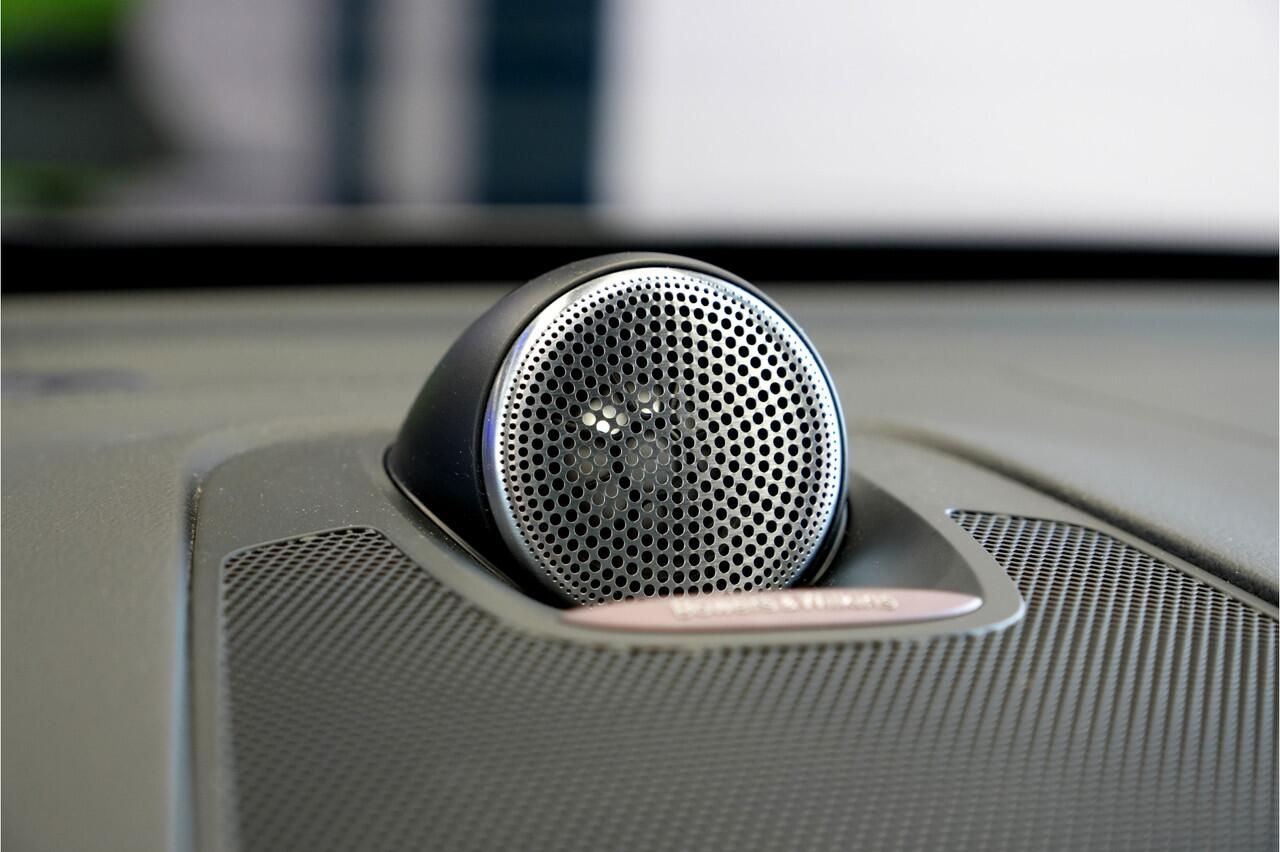 Volvo XC60 2.0 T6 AWD Long Range 293kW/399pk Aut8 Recharge Plus Bright BOWERS&WILKINS + PANORAMADAK + PILOT ASSIST + ADAPT.CRUISE + STOELVERWARMING V&A + STUURVERWARMING + CAMERA + PD-GLASS + GOOGLE DASH + KEYLESS ENTRY&GO + PARKSENSOREN V&A + 19" LM-VELGEN!!