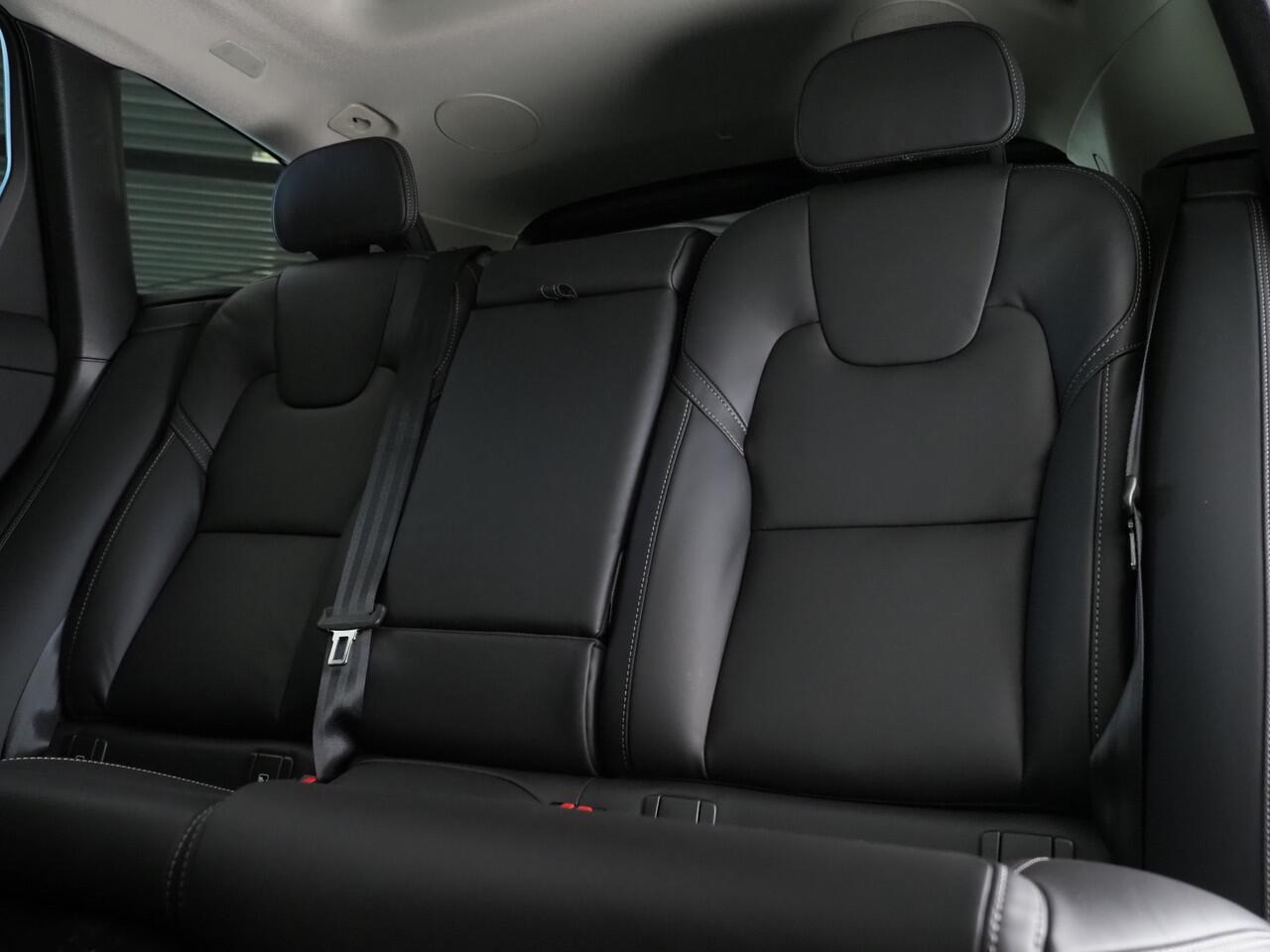 Volvo XC60 2.0 T6 Plug-in hybrid AWD Ultra Dark "Facelift" | Luchtvering | Bowers & Wilkins | Masage Stoelen | Stoelventilatie | Voorstoelen En Achterstoelen Verwarmd | Trekhaak (elektrisch uitklapbaar)