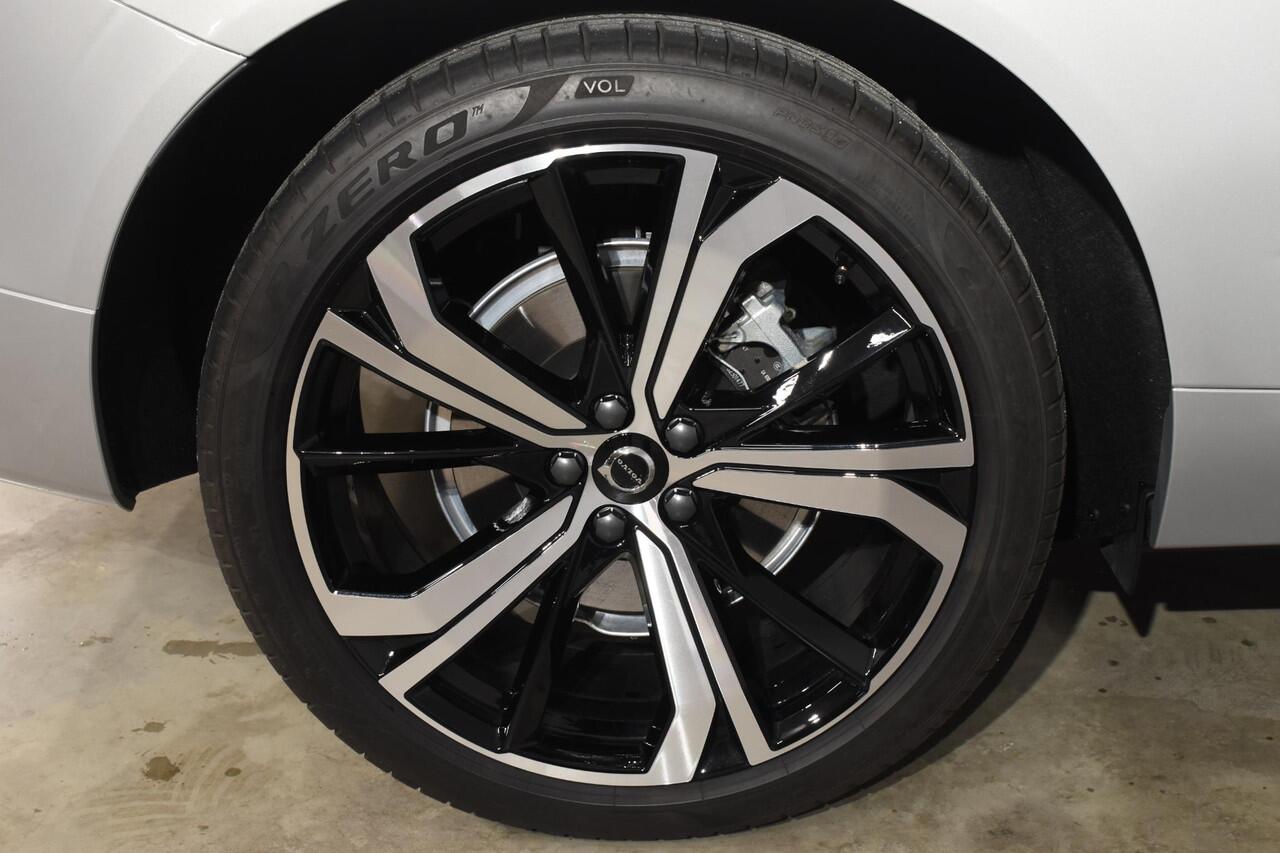 Volvo XC60 T6 350PK Automaat Plug-in hybrid AWD Plus Dark / Panoramadak / Harman Kardon / Luchtvering / 360 camera / Sport stoelen / 21'' velgen / NIEUWPRIJS EUR 81.500,-