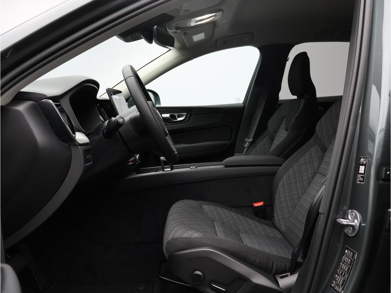 Volvo XC60 T6 350PK Plug-in hybrid AWD Essential / Adaptive Cruise / BLIS / Verwarmbare Stoelen + Stuurwiel / Extra Getint Glas / Google /