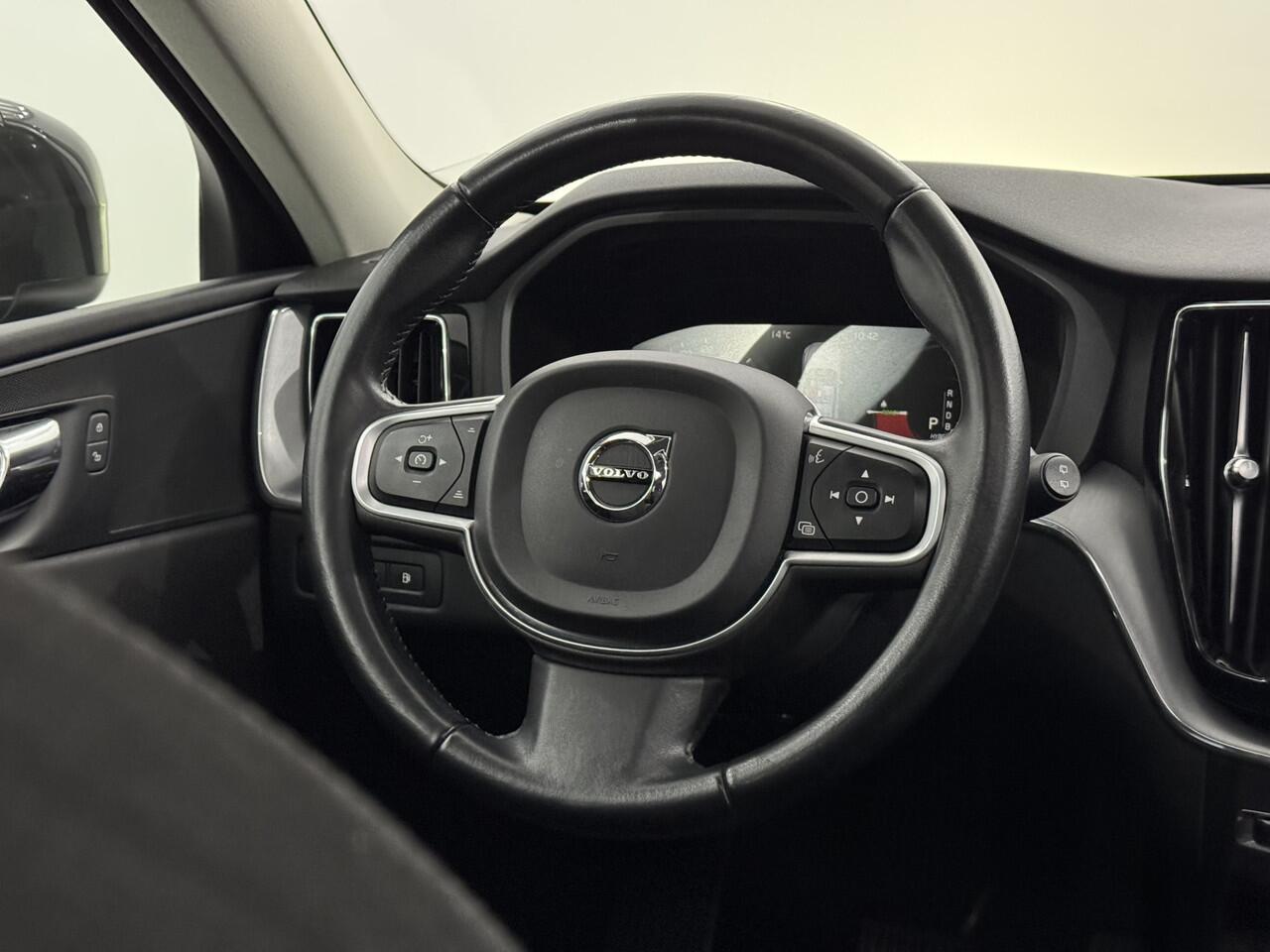 Volvo XC60 2.0 T8 Twin Engine AWD Momentum Pano, Parkeersensoren, Navi, Cruise control, Elektrische achterklep, Virtual desk