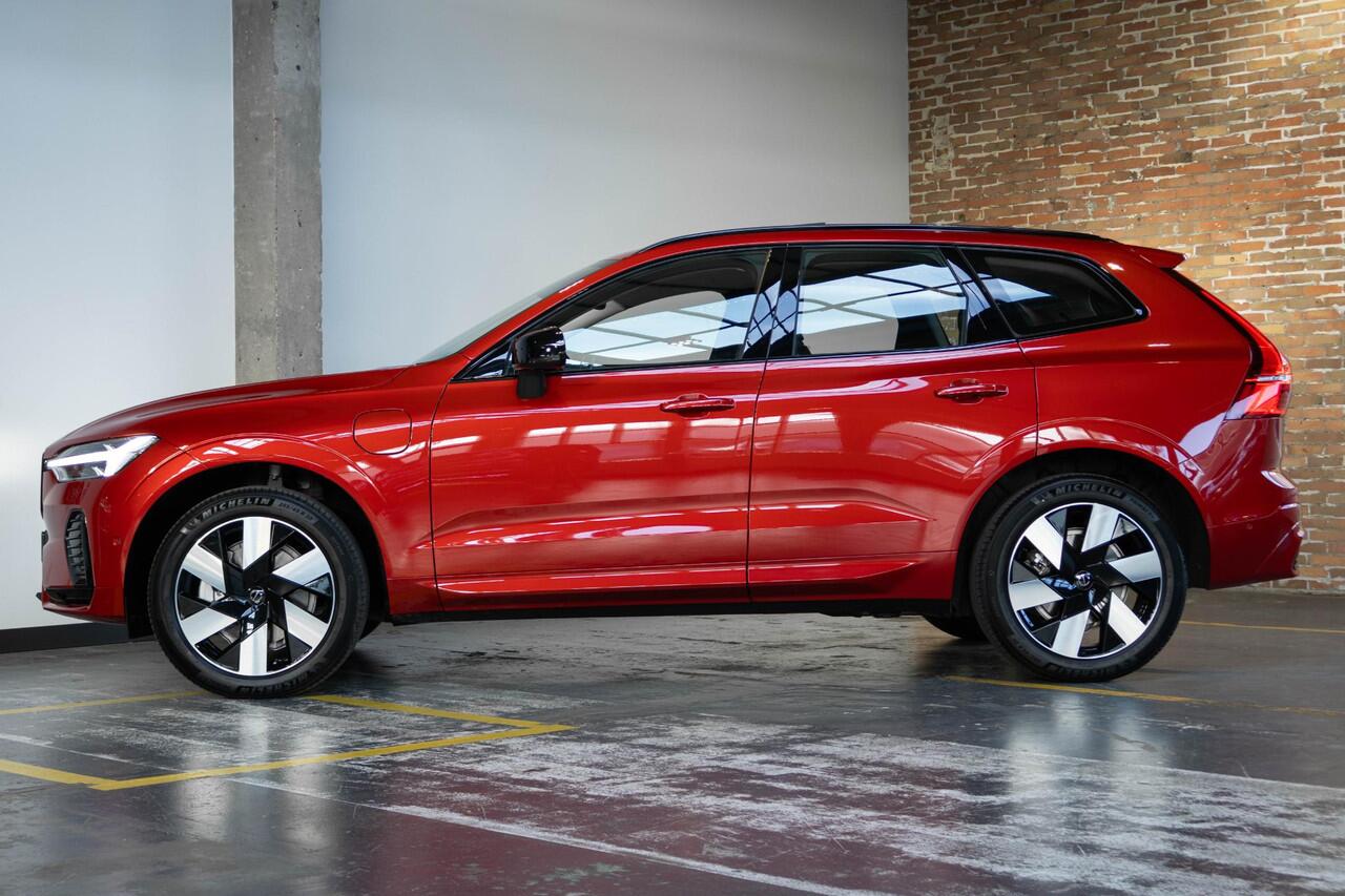 Volvo XC60 T6 Plug-in hybrid AWD Ultra Dark | Panoramadak | Semi Electrische Wegklapbar Trekhaak | 360° Parkeercamera | Stoelverwarming | Lederen Bekleding | Google Infotainment | Parkeersensoren voor + achter | Adaptive Cruise Control